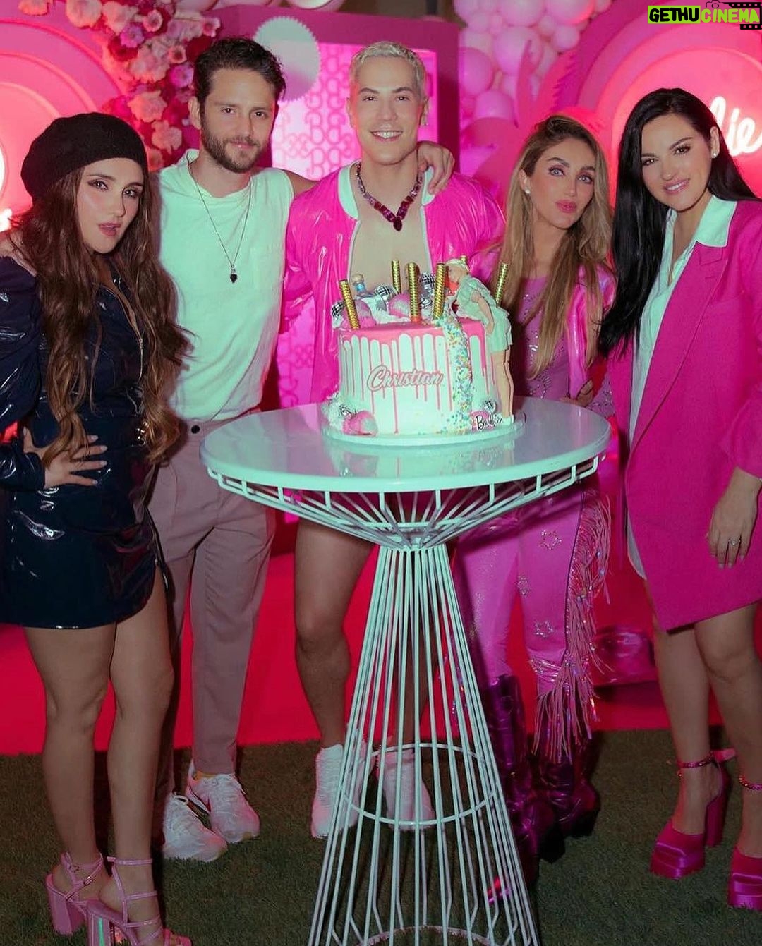Maite Perroni - 0.9 Million Likes - Feliz vida @christianchavezreal que la pintes cada día de rosa y de todos los colores que iluminen tu alma y tu corazón !!! Que seas el más feliz siempre y que nunca olvides lo mucho q te quiero 💕