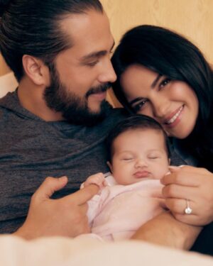 Maite Perroni Instagram - Lo más importante: NUESTRA FAMILIA. El lugar más seguro, amoroso y sólido… es todo!!! No hay palabras para describir lo que explota dentro de nuestro corazón, el amor en su máxima expresión.