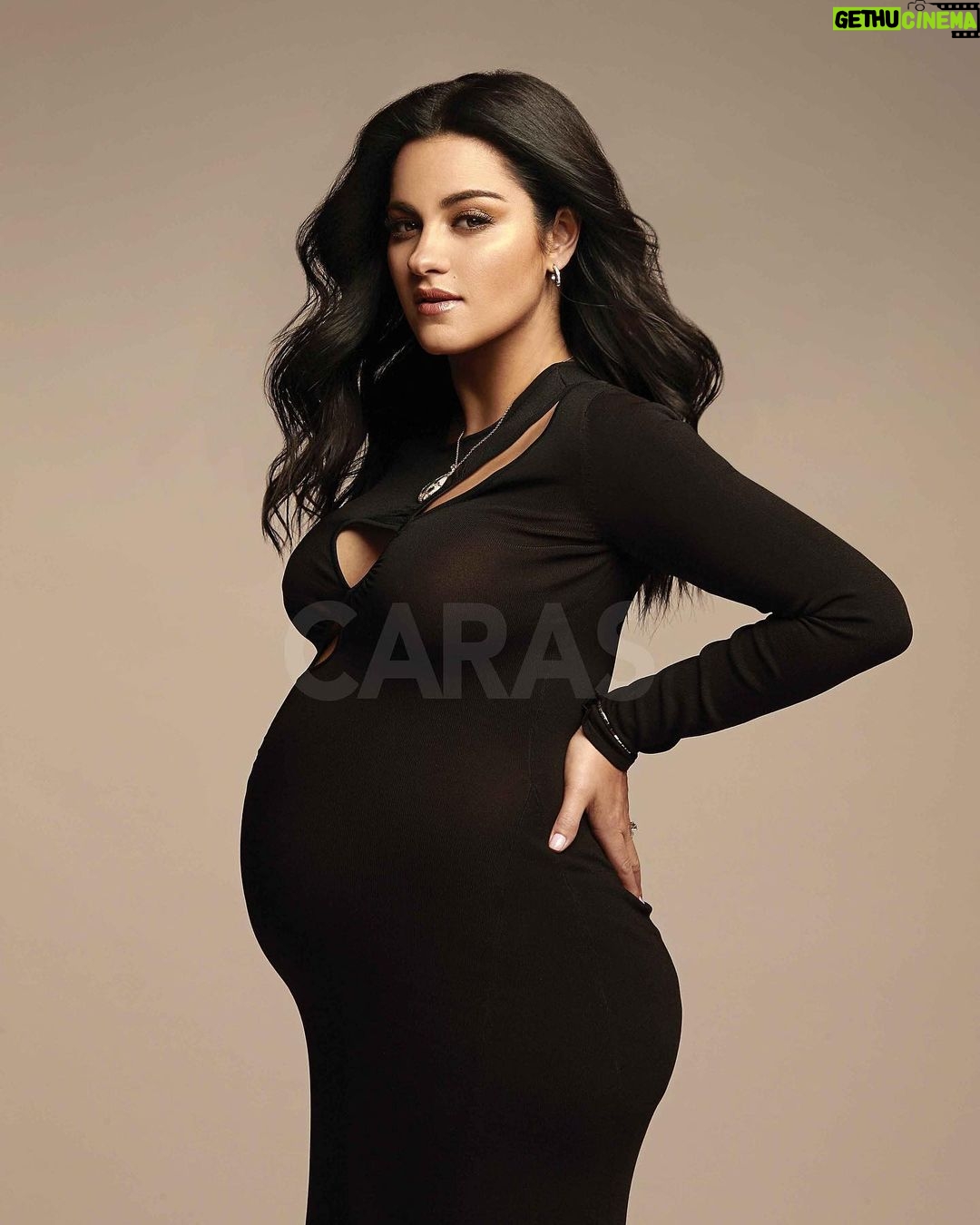 Maite Perroni - 0.9 Million Likes - #EXCLUSIVA @maiteperroni y @atovarp cuentan a #CARAS cómo viven la dulce espera de su primer hijo juntos. Además, revelan una simpática anécdota de su luna de miel. Entérate de todos los detalles en nuestras historias y en la edición impresa #carasmarzo
#maiteperroni #andrestovar #rbd