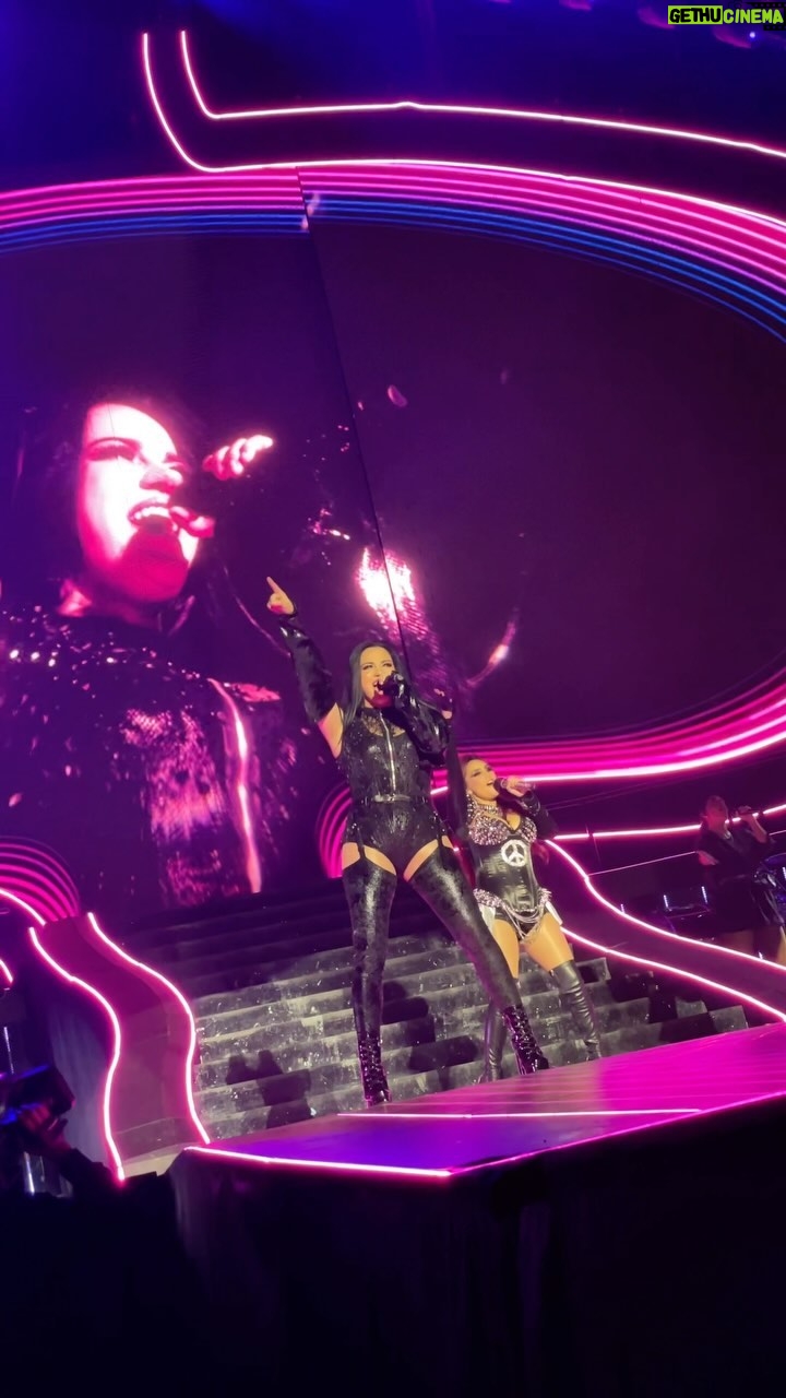 Maite Perroni Instagram - Gracias a todos por esta gran primera noche en el Foro Sol, en casa ❤️🇲🇽
