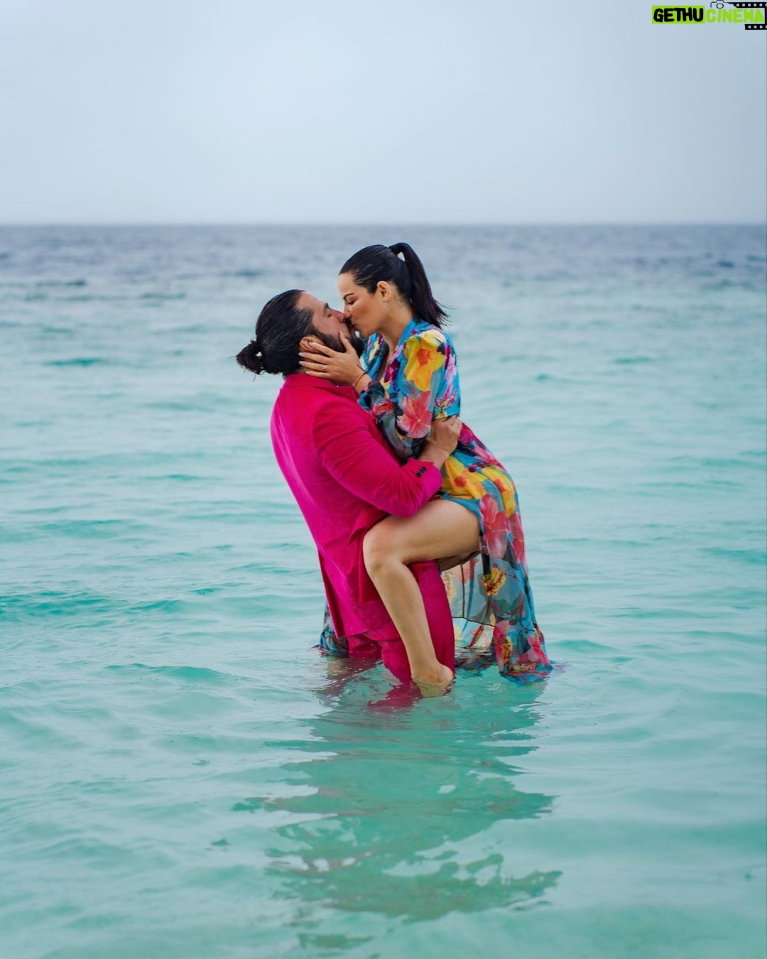 Maite Perroni - 0.9 Million Likes - Aquí vamos!!! La vida se cuenta mucho mejor a tu lado. Gracias por estos días tan felices juntos!!! #honeymoon #blessed