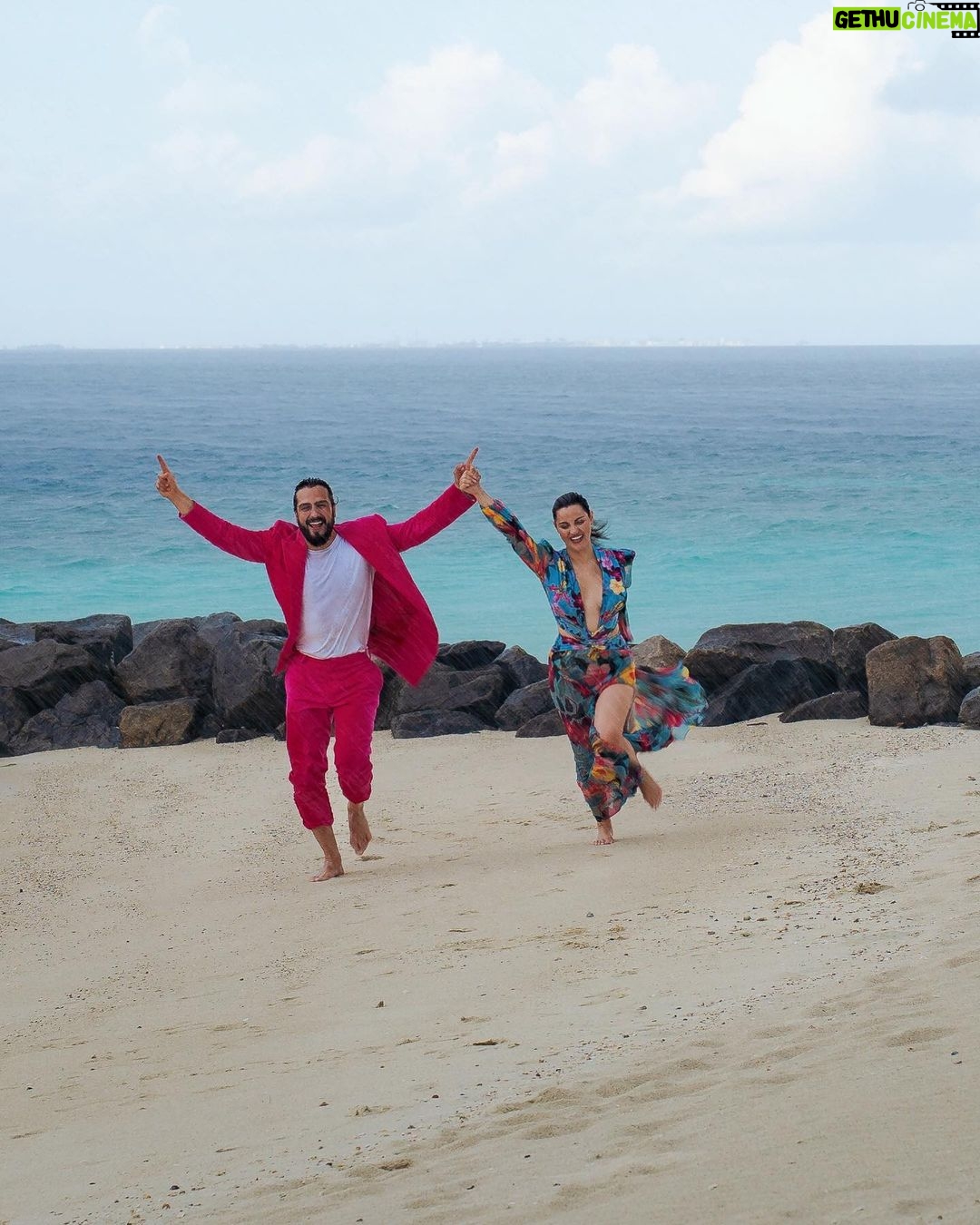 Maite Perroni - 0.9 Million Likes - Aquí vamos!!! La vida se cuenta mucho mejor a tu lado. Gracias por estos días tan felices juntos!!! #honeymoon #blessed