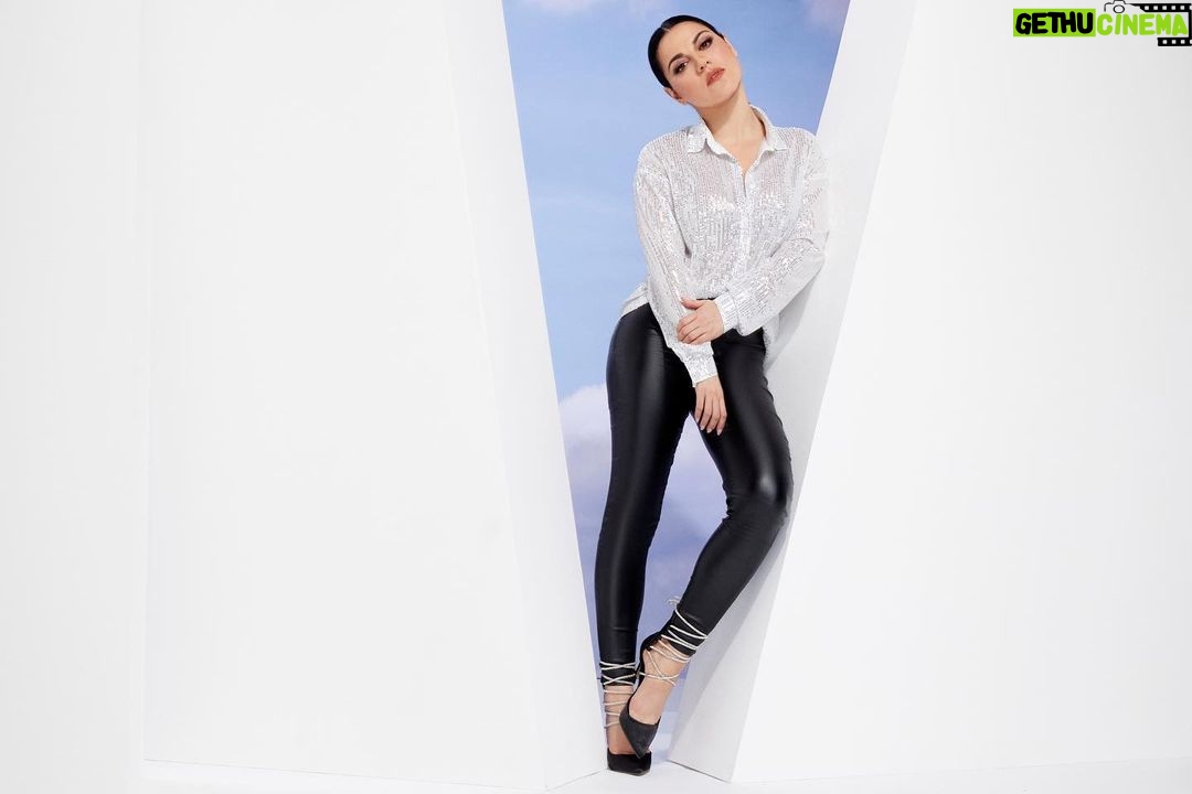 Maite Perroni Instagram - #ad Me encantan estos looks que por cierto son los más vendidos de #SHEINxMaitePerroni ❤️ El código MAITEPERRONI les da un 15% de descuento sin mínimo de compra … ¿cuál de estos es el que más les gusta? Los leo! 👇🏼 #SHEINforAll @shein_mex @sheinofficial