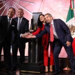 Maite Perroni Instagram - Si hay días mágicos! Hoy viví una experiencia espectacular. Tuve la oportunidad de acompañar al Cónsul General de México, Jorge Islas y al Embajador de México ante la ONU, Juan Ramón de la Fuente a encender con los colores de nuestra bandera: verde, blanco, y rojo, el icónico edificio, el más famoso del mundo, el Empire State, el cuál se pintó de México en honor a toda nuestra comunidad mexicana q vive en esta ciudad. No les puedo explicar lo que se siente, es algo indescriptible, es la manifestación de lo q podemos lograr cómo mexicanos, no importa en dónde estemos, México se hace presente, lo llevamos en la sangre, y con esa pasión que nos caracteriza dejamos huella y nos abrimos camino. Nunca dejemos de sentir orgullo por quienes somos y de dónde vinimos. Mi total respeto y admiración por nuestra comunidad mexicana que se ve en la necesidad de dejar su país para encontrar otras oportunidades. Gracias por el honor de haber podido ser parte esta noche tan especial. #brillaméxico @mciny @consulmex_nuevayork @empirestatebldg NYC