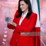 Maite Perroni Instagram - Si hay días mágicos! Hoy viví una experiencia espectacular. Tuve la oportunidad de acompañar al Cónsul General de México, Jorge Islas y al Embajador de México ante la ONU, Juan Ramón de la Fuente a encender con los colores de nuestra bandera: verde, blanco, y rojo, el icónico edificio, el más famoso del mundo, el Empire State, el cuál se pintó de México en honor a toda nuestra comunidad mexicana q vive en esta ciudad. No les puedo explicar lo que se siente, es algo indescriptible, es la manifestación de lo q podemos lograr cómo mexicanos, no importa en dónde estemos, México se hace presente, lo llevamos en la sangre, y con esa pasión que nos caracteriza dejamos huella y nos abrimos camino. Nunca dejemos de sentir orgullo por quienes somos y de dónde vinimos. Mi total respeto y admiración por nuestra comunidad mexicana que se ve en la necesidad de dejar su país para encontrar otras oportunidades. Gracias por el honor de haber podido ser parte esta noche tan especial. #brillaméxico @mciny @consulmex_nuevayork @empirestatebldg NYC