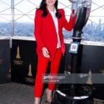Maite Perroni Instagram - Si hay días mágicos! Hoy viví una experiencia espectacular. Tuve la oportunidad de acompañar al Cónsul General de México, Jorge Islas y al Embajador de México ante la ONU, Juan Ramón de la Fuente a encender con los colores de nuestra bandera: verde, blanco, y rojo, el icónico edificio, el más famoso del mundo, el Empire State, el cuál se pintó de México en honor a toda nuestra comunidad mexicana q vive en esta ciudad. No les puedo explicar lo que se siente, es algo indescriptible, es la manifestación de lo q podemos lograr cómo mexicanos, no importa en dónde estemos, México se hace presente, lo llevamos en la sangre, y con esa pasión que nos caracteriza dejamos huella y nos abrimos camino. Nunca dejemos de sentir orgullo por quienes somos y de dónde vinimos. Mi total respeto y admiración por nuestra comunidad mexicana que se ve en la necesidad de dejar su país para encontrar otras oportunidades. Gracias por el honor de haber podido ser parte esta noche tan especial. #brillaméxico @mciny @consulmex_nuevayork @empirestatebldg NYC
