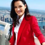 Maite Perroni Instagram - Si hay días mágicos! Hoy viví una experiencia espectacular. Tuve la oportunidad de acompañar al Cónsul General de México, Jorge Islas y al Embajador de México ante la ONU, Juan Ramón de la Fuente a encender con los colores de nuestra bandera: verde, blanco, y rojo, el icónico edificio, el más famoso del mundo, el Empire State, el cuál se pintó de México en honor a toda nuestra comunidad mexicana q vive en esta ciudad. No les puedo explicar lo que se siente, es algo indescriptible, es la manifestación de lo q podemos lograr cómo mexicanos, no importa en dónde estemos, México se hace presente, lo llevamos en la sangre, y con esa pasión que nos caracteriza dejamos huella y nos abrimos camino. Nunca dejemos de sentir orgullo por quienes somos y de dónde vinimos. Mi total respeto y admiración por nuestra comunidad mexicana que se ve en la necesidad de dejar su país para encontrar otras oportunidades. Gracias por el honor de haber podido ser parte esta noche tan especial. #brillaméxico @mciny @consulmex_nuevayork @empirestatebldg NYC