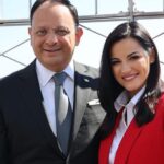 Maite Perroni Instagram - Si hay días mágicos! Hoy viví una experiencia espectacular. Tuve la oportunidad de acompañar al Cónsul General de México, Jorge Islas y al Embajador de México ante la ONU, Juan Ramón de la Fuente a encender con los colores de nuestra bandera: verde, blanco, y rojo, el icónico edificio, el más famoso del mundo, el Empire State, el cuál se pintó de México en honor a toda nuestra comunidad mexicana q vive en esta ciudad. No les puedo explicar lo que se siente, es algo indescriptible, es la manifestación de lo q podemos lograr cómo mexicanos, no importa en dónde estemos, México se hace presente, lo llevamos en la sangre, y con esa pasión que nos caracteriza dejamos huella y nos abrimos camino. Nunca dejemos de sentir orgullo por quienes somos y de dónde vinimos. Mi total respeto y admiración por nuestra comunidad mexicana que se ve en la necesidad de dejar su país para encontrar otras oportunidades. Gracias por el honor de haber podido ser parte esta noche tan especial. #brillaméxico @mciny @consulmex_nuevayork @empirestatebldg NYC