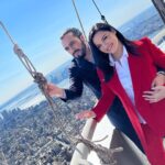 Maite Perroni Instagram - Si hay días mágicos! Hoy viví una experiencia espectacular. Tuve la oportunidad de acompañar al Cónsul General de México, Jorge Islas y al Embajador de México ante la ONU, Juan Ramón de la Fuente a encender con los colores de nuestra bandera: verde, blanco, y rojo, el icónico edificio, el más famoso del mundo, el Empire State, el cuál se pintó de México en honor a toda nuestra comunidad mexicana q vive en esta ciudad. No les puedo explicar lo que se siente, es algo indescriptible, es la manifestación de lo q podemos lograr cómo mexicanos, no importa en dónde estemos, México se hace presente, lo llevamos en la sangre, y con esa pasión que nos caracteriza dejamos huella y nos abrimos camino. Nunca dejemos de sentir orgullo por quienes somos y de dónde vinimos. Mi total respeto y admiración por nuestra comunidad mexicana que se ve en la necesidad de dejar su país para encontrar otras oportunidades. Gracias por el honor de haber podido ser parte esta noche tan especial. #brillaméxico @mciny @consulmex_nuevayork @empirestatebldg NYC
