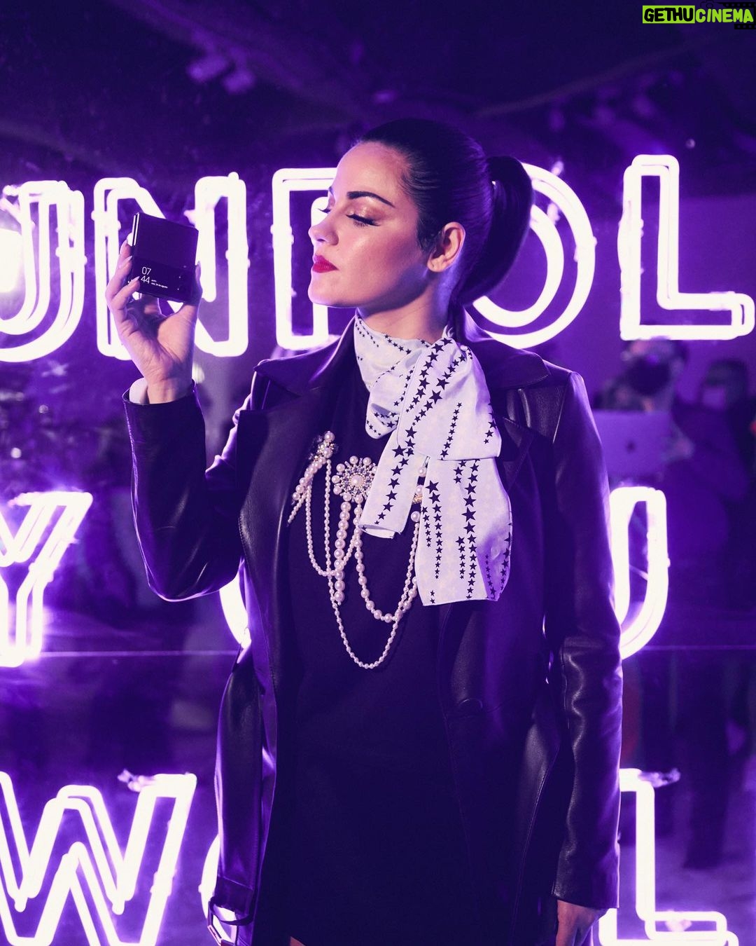 Maite Perroni Instagram - Amando el Galaxy Z Flip 4 !!! Me encanta formar parte del #TeamGalaxy y conocer todos sus lanzamientos .. Hoy es el inicio del pre-order en México, entren ya a samsungstore.mx #UnfoldYourWorld @samsungmexico
