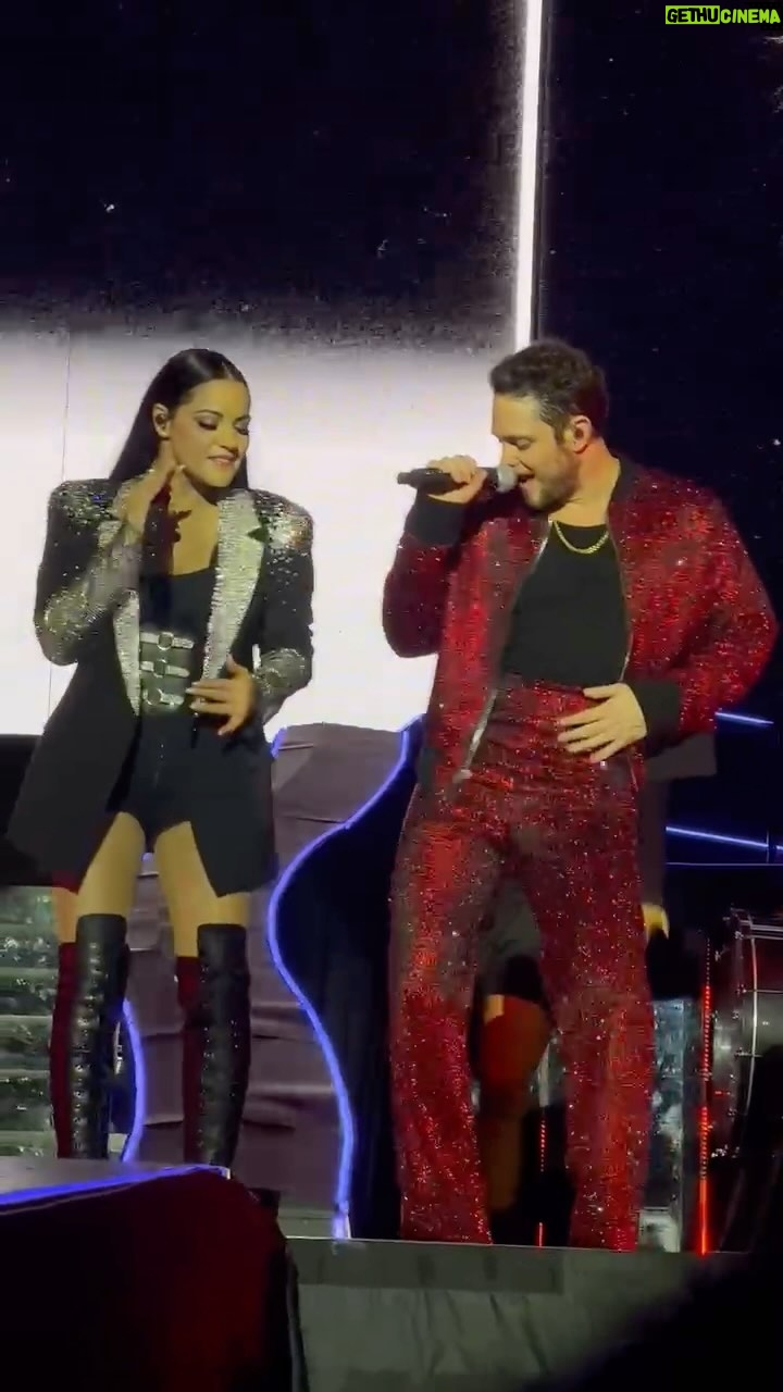 Maite Perroni Instagram - Hay canciones q nos quedan por cantar 🎤