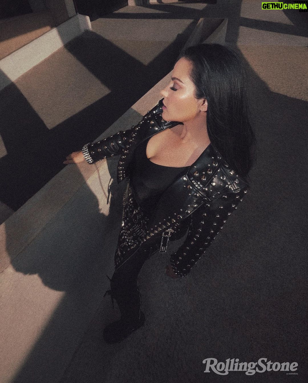 Maite Perroni Instagram - “20 años atrás, cuando esto empezaba, no imaginamos que iba a ser así, y me atrevo a decir que ni la disquera, ni los productores, ni la compañía, ni la productora de televisión. Yo creo que ninguno nos imaginamos que iba a ser algo tan grande, y que iba a hacer historia”, relata #MaitePerroni en entrevista para ROLLING STONE, días después de que RBD concluyó una serie de conciertos en los que el mundo presenció el reencuentro de esta icónica banda, en el Soy Rebelde Tour. 🔗 Sigue la historia de portada en el link de bio. 🚨 Accede a la preventa de esta edición en el link en la bio. Válido hasta agotar existencias. Aplican políticas condiciones. Historia: Pablo Monroy / @pablomonroy___ Fotografía: Carlos Ruiz/ @carlos_ruizc Productor Ejecutivo: Alejandro Ortiz / @xalejandro.ortiz Asistente Editorial: Patricia Guerrero / @patygcarrillo Asistentes de fotografía: Eugenio Vargas / @eugenio_vargaci; Sofía Ortiz / @Sofffiiia; Juan de Dios/ @juandedios.dgh Producción: Daniela Garcia / @karendaap Asistente producción : Didier Molina / @ddrdidier Make up: Alfonso Castro / makeupbyponcho Peinado: Erick Moreno / @erickmoreno . . . #RollingStoneEnEspañol #RollingStone #RBD #México #Latinoamérica Estadio Azteca
