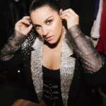 Maite Perroni Instagram - Maite Perroni se embarcó en el reencuentro de RBD poco tiempo después de recibir el más grande regalo: convertirse en mamá junto a Andrés Tovar ❤️. Con esta motivación extra, la cantante se reunió con sus compañeros para este épico reencuentro que puso a cantar nuevamente a millones de personas y nos recordó que siempre se puede empezar desde cero 🙌🏻 @maiteperroni Te contamos cómo se vivió el 𝘚𝘰𝘺 𝘙𝘦𝘣𝘦𝘭𝘥𝘦 𝘛𝘰𝘶𝘳 tras bambalinas en el link de nuestra bio ☝🏻 Texto: @mariterelg Foto: @carlos_ruizc Glam team Maite: @erickmoreno @makeupbyponcho . . . . . #rbd #maiteperroni #soyrebeldetour #rbdbrasil