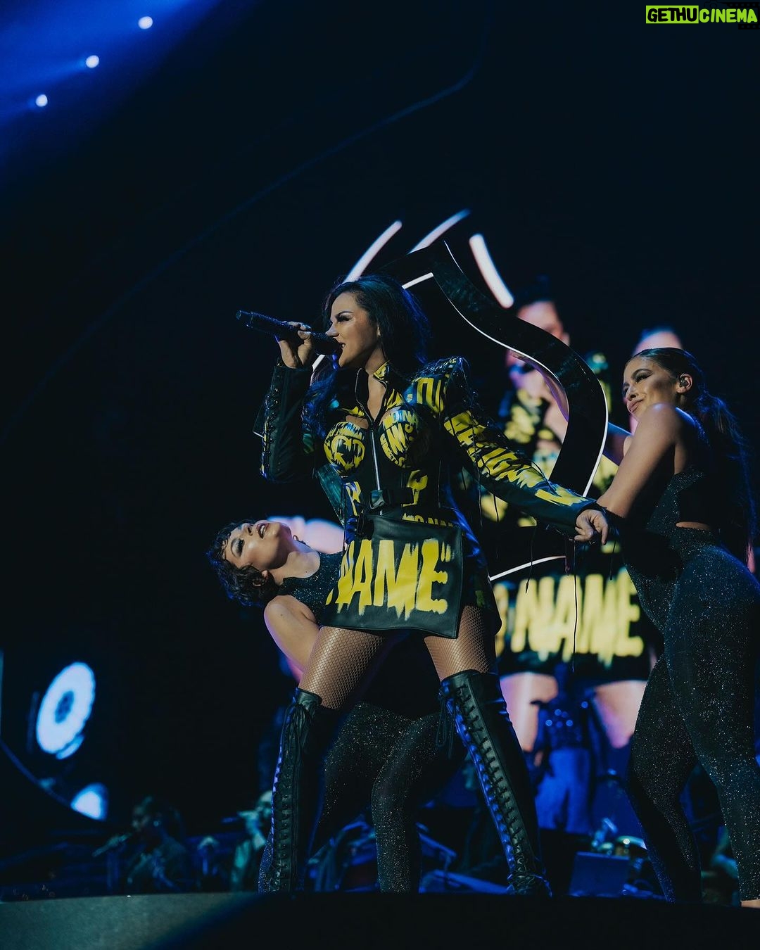 Maite Perroni Instagram - Un fin de semana increíble con uds en el Foro Sol celebrando el concierto 50 de este tour❤️ .. No podía dejar de usar diseños mexicanos.. Gracias @gerardangulo , @alfredomartinez_brand y Jonathan Morales @nonamestudiomx por compartirme su talento. Look 1: @alfredomartinez_brand Look 2: @nonamestudiomx