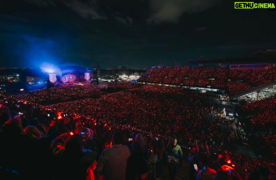 Maite Perroni Instagram - ¡Qué regalo México! Nada llena más de amor el corazón que ese abrazo enorme q nos dieron en nuestro primer Foro sol, gracias por ese recibimiento y vibrar con nosotros, gracias por no olvidarnos. Qué más podemos pedir? Foro Sol