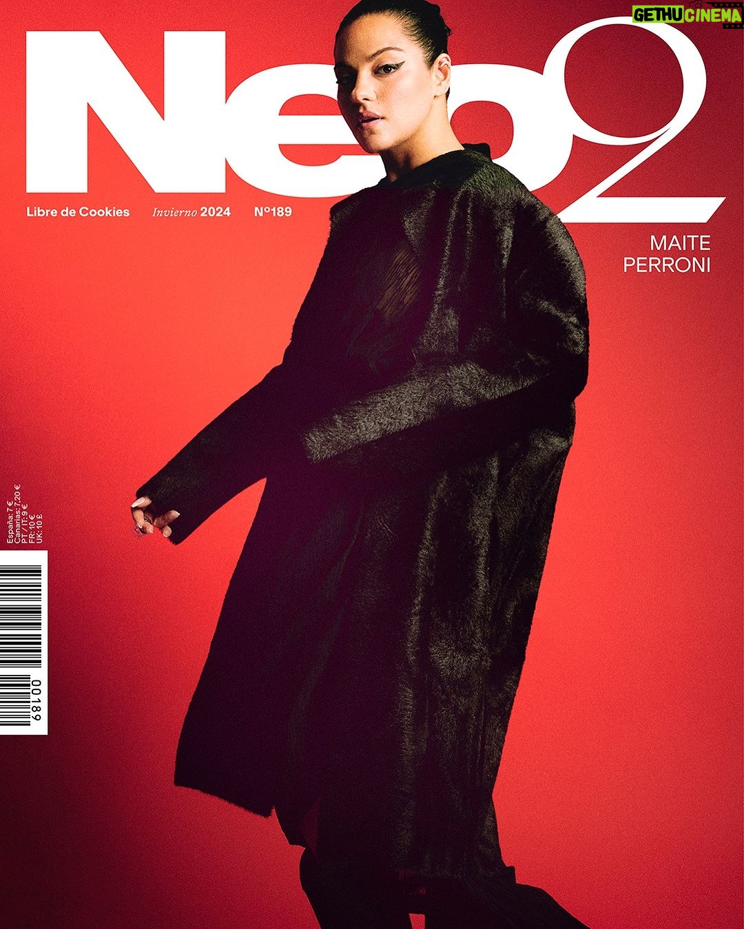 Maite Perroni Instagram - MAITE PERRONI portada del número de invierno de Neo2 Print Es oficial, Maite Perroni sigue siendo ‘rebelde’ y lo demuestra cada día viviendo en una antología de éxitos actorales y musicales que han trascendido fronteras y generaciones; mientras produce, actúa, canta, es mamá y se reúne con aquél mítico grupo que nos tuvo cantando a todo pulmón las baladas pop más pegadizas de los 2000. La cantante y actriz mexicana que dió vida a Lupita en la telenovela juvenil ‘Rebelde’, hoy se ha convertido en una artista integral presente en producciones internacionales como ‘La octava cláusula’ y ‘Sin ti no puedo’ y en propuestas con desafíos actorales inmersivos como la de su participación en la exitosa serie de Netflix ‘Triada’. Para ella, eso que parecía ‘Inalcanzable’ hoy es su realidad y aunque a veces se tienen ganas de gritar ‘Sálvame’, Maite goza cada experiencia que percibe como un regalo del destino acompañada de su gente, porque no hay nada mejor que compartir los grandes momentos con las personas que amas ‘Cerquita de ti’. @maiteperroni en portada con abrigo @adolfodominguezofficial + Vestido @sagaconese + Botas @hugo_official/ Dirección @gerardangulo Fotografía @carlos_ruizc Estilismo @sergio.valenzuelach Entrevista @wendy.sanjose Muah @luisgilq Asistente Muah @alejandramontoyap Asistente Fotografía @eugenio_vargaci Publicista @palomocaro Productora @steponfashion Coordina @tdetony Todas las fotos y entrevista completa en el link de la bio #maiteperroni #neo2 #rebelde #neo2magazine #portada #revista #cantantemexicana #actrizmexicana #icono #rbd #singer #actress #womensfashion #red