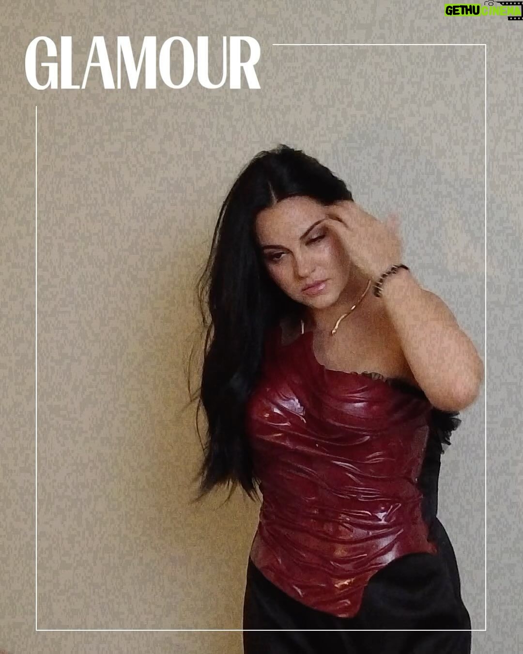 Maite Perroni Instagram - "O Brasil, para mim, é um abraço no coração", afirma @MaitePerroni ao se despedir do país após 8 shows esgotados da #SoyRebeldeTour. Em entrevista especial à Glamour, a atriz e cantora relembrou seus sonhos de infância e como se dedicou até se tornar uma das maiores atrizes mexicanas dos últimos tempos. "Minha paixão está na atuação, mas com #Rebelde descobri que a música também me apaixona", revelou. Maite falou também sobre os desafios em retornar aos palcos com o RBD após 15 anos, mas garantiu que não foi difícil aceitar: "quando me falaram do projeto, eu disse: 'sim, claro que sim, eu não posso perder isso'". E, se há 20 anos, a personagem Lupita tornava Maite conhecida no mundo, hoje, Lía, sua primeira filha, apresentou a ela um amor inigualável. "A maternidade foi uma experiência linda, a melhor da minha vida", diz. No site, pelo link da bio, você confere a entrevista com Maite na íntegra! #MaitePerroni #MaitePerroniNaGlamour #GlamourInstaZine Texto: Malu Pinheiro @mariluisapp Fotógrafo: Tiago Prisco tiagoprisco Direção: Gerard Angulo @gerardangulo Stylist: Angelina Lusvardi @angelinalusvardi / Pablo Monaquezi @projetomottainai PR: Carolina Palomo @palomocaro Assessoria de imprensa: @nexxtpr Assistente de moda: Roger Souto @studioo23 Assistente de foto: Haron Miquillino @haronmiquilino Cabeleireiro: Erick Moreno @erickmoreno Maquiagem: Alfonso Castro @makeupbyponcho Produtor: Step on Fashion @steponfashion