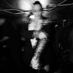Maite Perroni Instagram - Mientras tanto BTS entre un cambio y otro ... el arte de vestirte en 50 seg. Colombia