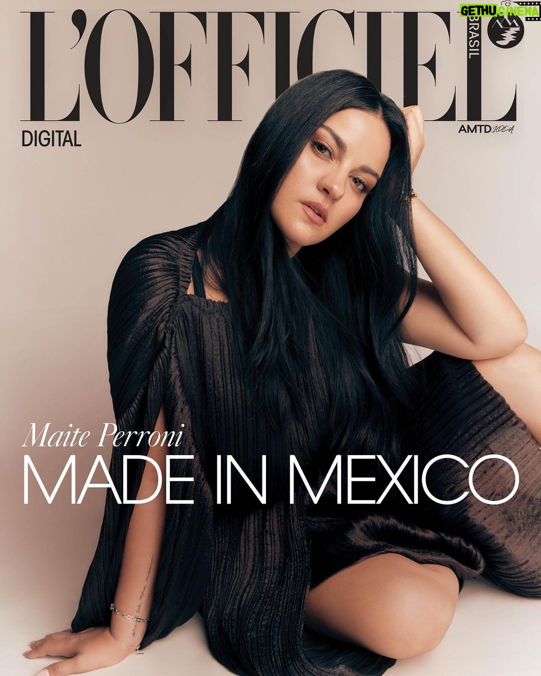Maite Perroni Instagram - Revolução de emoções! Muito mais do que um nome conhecido, Maite Perroni (@maiteperroni) é puro talento. Com autenticidade e versatilidade artística que transcendem fronteiras geográficas e culturais, a mexicana coleciona êxitos na TV, na música e na moda nos quatro cantos do mundo. Atualmente em turnê internacional com o grupo de sucesso RBD, prestes a subir no palco para o primeiro show no Rio de Janeiro, ela é a nova capa digital da L'Officiel Brasil. No link da bio você confere todos os detalhes! Talento: @maiteperroni Direção Editorial: @gerardangulo Fotos: @carlos_ruizc Styling: @sergio.valenzuelach Maquiagem: @davosthebane Cabelo: @erickmoreno Production: @afra.cuellar Producer: @steponfashion Manager: @palomocaro PR: @nexxtpr Texto: @anasegatti