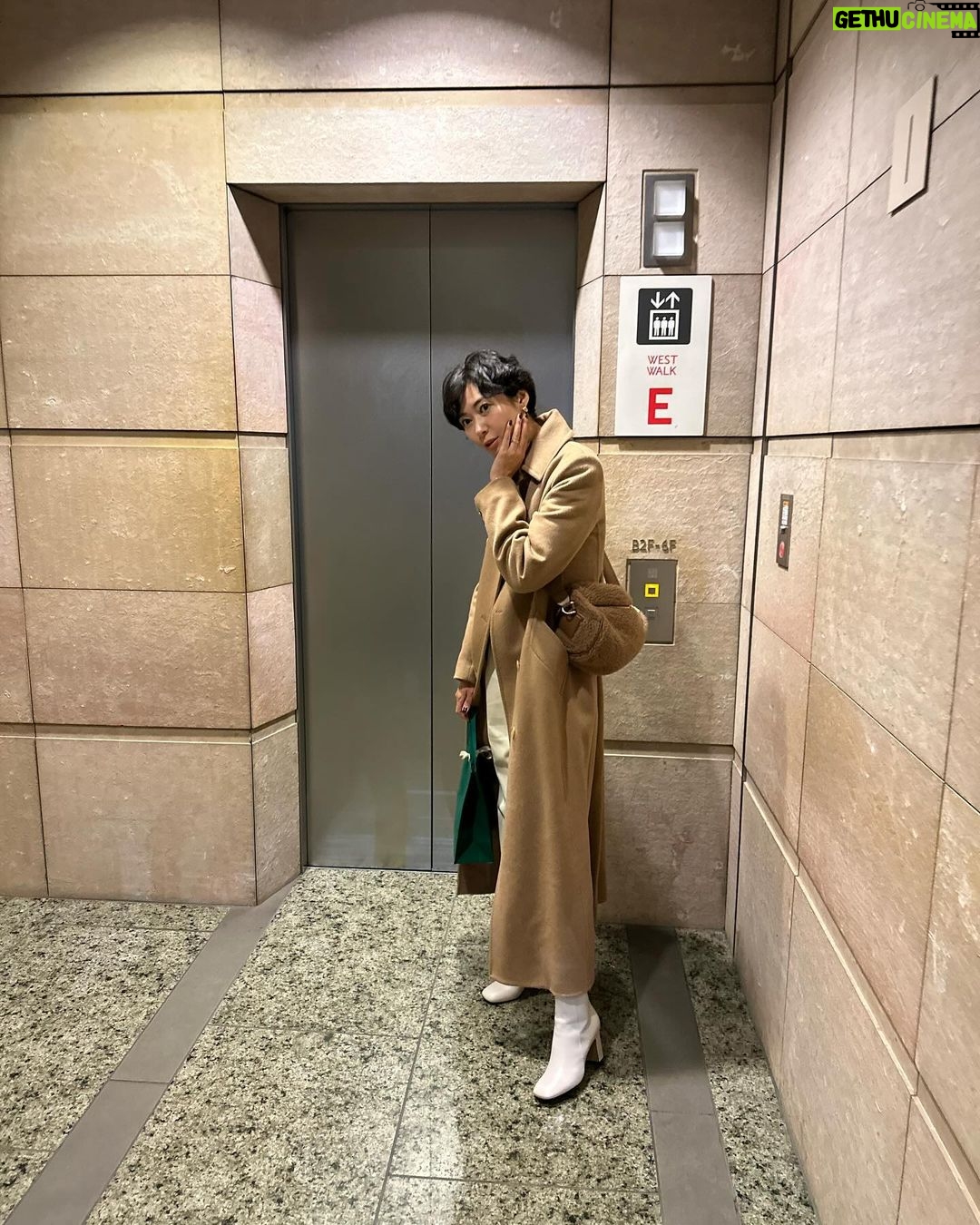 Maki Tamaru Instagram - 操作ミスで、記事が消えてしまい💦 コメントもいただいていたのにすみません🙇♀️ もう一度投稿しました😭🙏 今年の元旦は 家族で自転車🚲に乗って 神社へ🙏 そして、神社から、帰宅したら @wako_world ちゃんからのギフト🎁が ドアノブに。🙏 ♡✨♪ 夜は 親友ファミリーと みんなで晩御飯へ! 恐竜兄弟🦕🦖達 調べたい事があるから、iPadもっていく なんて言い出し 許可したら 全然、調べ事なんてやっていない ただただゲームかYouTube 💢 騙された😩 、、、、😱 もう絶対レストランに iPadは持っていかせない💢。 そして次の日は早起きして 朝一✈️ 旭川へ 空港にあるお気に入りの食事処で 朝ごはん🍚が食べたかったので、少し 早めに空港へ向かい 🚗💨 そんなこんなのお正月から 気がつけば、もう1月中旬に💦 はやっ!( ̄▽ ̄;) そして、先日の原宿に続き 今日は用事があって、久しぶりの渋谷エリアに 若かり頃、かなりの頻度でお邪魔していた渋谷の街。 今はがらりと変わり 新しいお店がたくさんできていました 渋谷区役所近くのレンタルカートやさん。 🦖次男恐竜が興味津々で目を輝かせて見ていたら 「のってもいいよー」と少し座らせていただきました! 優しーーー🙏🥺 みんな優しいお兄さんで☺️ しかも、お菓子までいただいて ご機嫌マックスの次男🦖。 運転免許とったら、一番最初に こちらのお店に来て、カートに乗る!と今からはりきっている。 久しぶりの渋谷も楽しかった。 #渋谷