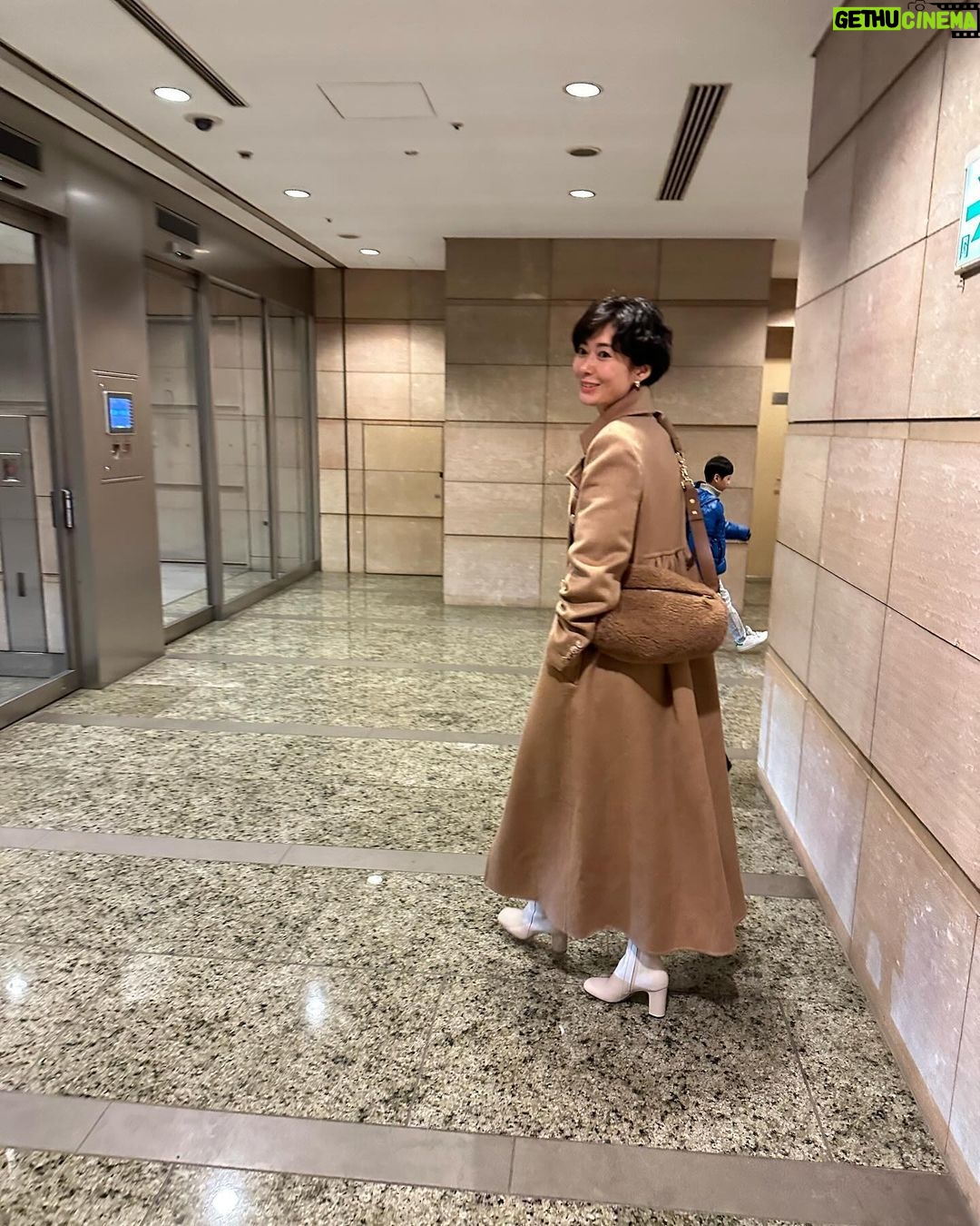 Maki Tamaru Instagram - 操作ミスで、記事が消えてしまい💦 コメントもいただいていたのにすみません🙇♀️ もう一度投稿しました😭🙏 今年の元旦は 家族で自転車🚲に乗って 神社へ🙏 そして、神社から、帰宅したら @wako_world ちゃんからのギフト🎁が ドアノブに。🙏 ♡✨♪ 夜は 親友ファミリーと みんなで晩御飯へ! 恐竜兄弟🦕🦖達 調べたい事があるから、iPadもっていく なんて言い出し 許可したら 全然、調べ事なんてやっていない ただただゲームかYouTube 💢 騙された😩 、、、、😱 もう絶対レストランに iPadは持っていかせない💢。 そして次の日は早起きして 朝一✈️ 旭川へ 空港にあるお気に入りの食事処で 朝ごはん🍚が食べたかったので、少し 早めに空港へ向かい 🚗💨 そんなこんなのお正月から 気がつけば、もう1月中旬に💦 はやっ!( ̄▽ ̄;) そして、先日の原宿に続き 今日は用事があって、久しぶりの渋谷エリアに 若かり頃、かなりの頻度でお邪魔していた渋谷の街。 今はがらりと変わり 新しいお店がたくさんできていました 渋谷区役所近くのレンタルカートやさん。 🦖次男恐竜が興味津々で目を輝かせて見ていたら 「のってもいいよー」と少し座らせていただきました! 優しーーー🙏🥺 みんな優しいお兄さんで☺️ しかも、お菓子までいただいて ご機嫌マックスの次男🦖。 運転免許とったら、一番最初に こちらのお店に来て、カートに乗る!と今からはりきっている。 久しぶりの渋谷も楽しかった。 #渋谷