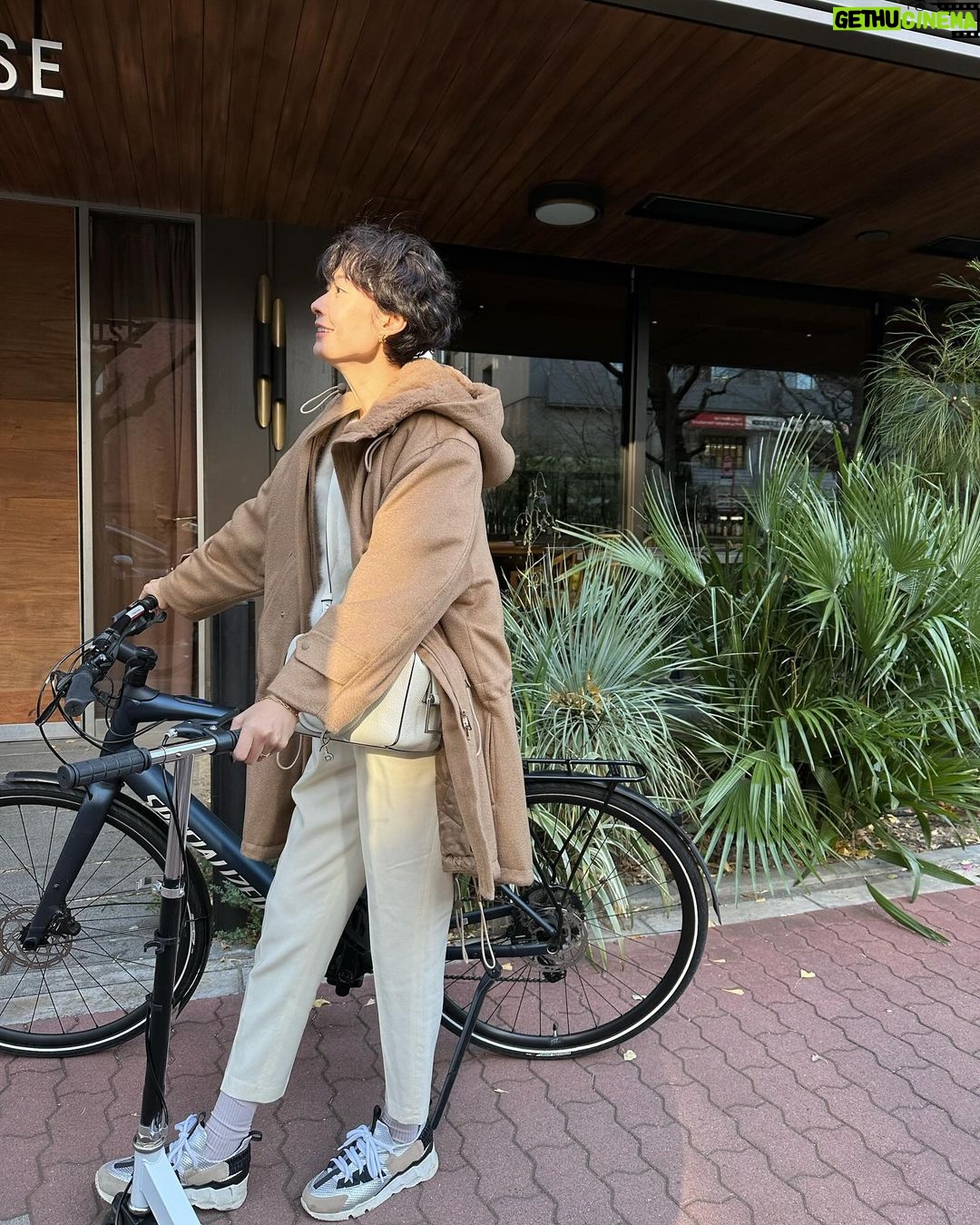 Maki Tamaru Instagram - 操作ミスで、記事が消えてしまい💦 コメントもいただいていたのにすみません🙇♀️ もう一度投稿しました😭🙏 今年の元旦は 家族で自転車🚲に乗って 神社へ🙏 そして、神社から、帰宅したら @wako_world ちゃんからのギフト🎁が ドアノブに。🙏 ♡✨♪ 夜は 親友ファミリーと みんなで晩御飯へ! 恐竜兄弟🦕🦖達 調べたい事があるから、iPadもっていく なんて言い出し 許可したら 全然、調べ事なんてやっていない ただただゲームかYouTube 💢 騙された😩 、、、、😱 もう絶対レストランに iPadは持っていかせない💢。 そして次の日は早起きして 朝一✈️ 旭川へ 空港にあるお気に入りの食事処で 朝ごはん🍚が食べたかったので、少し 早めに空港へ向かい 🚗💨 そんなこんなのお正月から 気がつけば、もう1月中旬に💦 はやっ!( ̄▽ ̄;) そして、先日の原宿に続き 今日は用事があって、久しぶりの渋谷エリアに 若かり頃、かなりの頻度でお邪魔していた渋谷の街。 今はがらりと変わり 新しいお店がたくさんできていました 渋谷区役所近くのレンタルカートやさん。 🦖次男恐竜が興味津々で目を輝かせて見ていたら 「のってもいいよー」と少し座らせていただきました! 優しーーー🙏🥺 みんな優しいお兄さんで☺️ しかも、お菓子までいただいて ご機嫌マックスの次男🦖。 運転免許とったら、一番最初に こちらのお店に来て、カートに乗る!と今からはりきっている。 久しぶりの渋谷も楽しかった。 #渋谷