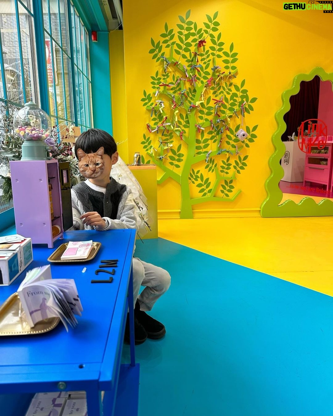 Maki Tamaru Instagram - 🦖恐竜兄弟🦕と原宿デート 久しぶりの原宿エリアでしたが たまに行くとテンション上がる✨✨ エネルギーがあっておもろい💃。 恐竜兄弟 @link2me.harajuku の ゴールドブレスチェーンと ビーズブレスを 自分たちで選んで コーディネート 我が家のboys 最近、なんだか色気付ています 笑笑。 華奢な感じか可愛くて綺麗で 私も恐竜🦕🦖たちとお揃いに。 いつもブレスレットは左手だけだったので 久しぶりに右手にも。 ご質問をいただいておりました スキーウェアは 青山のスキーショップジローで見つけました。 たしか、、、 他の色はブラウンとブラックもあったような??? ブラックはなかったかな、、、? あやふやな感じですいません。🙇♀️💦 10枚目の写真のブラックロングブーツは @uggjapan です。 ⛷️旅について 今回の雪山巡りは 白馬、蔵王、旭川の3箇所を巡りました。