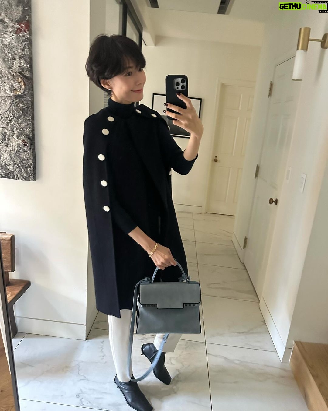 Maki Tamaru Instagram - 先日の私服 またまたイタズラしながら 大量の写真を撮ってる 📸by 🦕 スタートは お気に入りで、もう長く愛用している NOIR KEI NINOMIYA バッグ @maxmara ブーツ @pellico_japan 三枚目写真 アウター @nemika_official バッグ @delvaux ブーツ @pierrehardy ひんやりする朝 今日はあったかいほうじ茶で スタート💪。 水曜日、今日も 楽しみながら頑張ろう。
