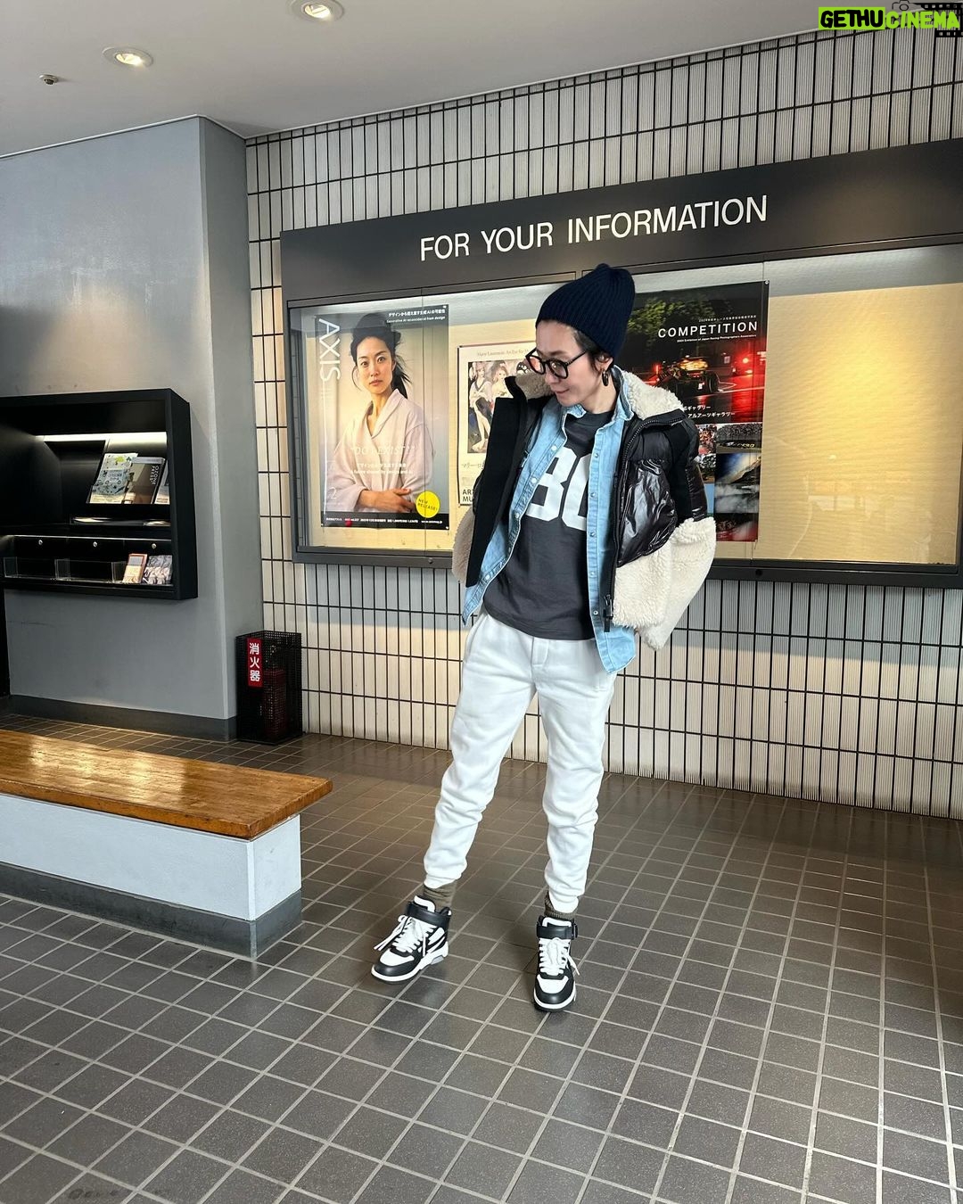 Maki Tamaru Instagram - 最近の私服 年々スニーカー 👟スタイルが多め。 ここ数日 体調が悪く(´-ω-`) 久しぶりに寝込みました。。。(; ̄ェ ̄) 寝る前には、体をあたためる漢方を。☕︎ やっと今日あたりから復活💪 やらなきゃいけないこと てんこ盛りなのに💦と 焦って🛏️の上で 過ごしていたので 今日、動ける様になって 少しほっとした よかった🥺 🙏 新しくしたネイル💅 気がつけば この冬3回目の 深い赤ネイル。 本日も定例ミーティング💪 1月も、もう15日なんだねー💦 はやっ。 #私服 #スニーカー #👟 #ネイル #💅