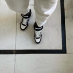 Maki Tamaru Instagram - 最近の私服 年々スニーカー　👟スタイルが多め。 ここ数日 体調が悪く(´-ω-`) 久しぶりに寝込みました。。。（；￣ェ￣） 寝る前には、体をあたためる漢方を。☕︎ やっと今日あたりから復活💪　　　 やらなきゃいけないこと てんこ盛りなのに💦と　焦って🛏️の上で 過ごしていたので 今日、動ける様になって 少しほっとした よかった🥺　🙏 新しくしたネイル💅 気がつけば この冬3回目の 深い赤ネイル。 本日も定例ミーティング💪 1月も、もう15日なんだねー💦 はやっ。 #私服 #スニーカー #👟 #ネイル #💅