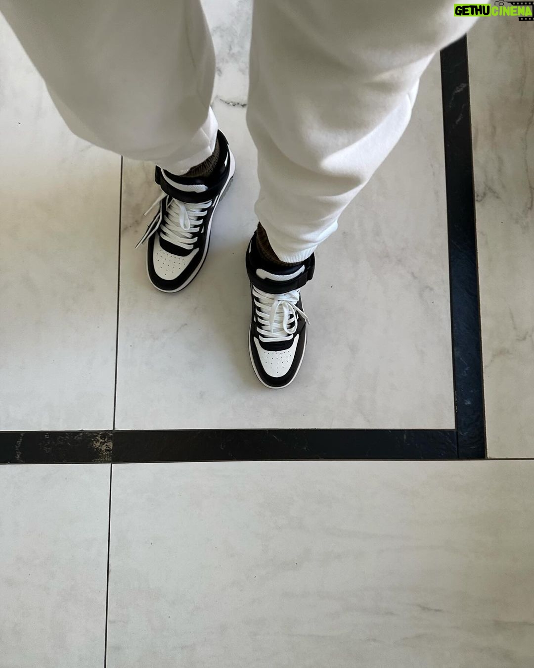 Maki Tamaru Instagram - 最近の私服 年々スニーカー 👟スタイルが多め。 ここ数日 体調が悪く(´-ω-`) 久しぶりに寝込みました。。。(; ̄ェ ̄) 寝る前には、体をあたためる漢方を。☕︎ やっと今日あたりから復活💪 やらなきゃいけないこと てんこ盛りなのに💦と 焦って🛏️の上で 過ごしていたので 今日、動ける様になって 少しほっとした よかった🥺 🙏 新しくしたネイル💅 気がつけば この冬3回目の 深い赤ネイル。 本日も定例ミーティング💪 1月も、もう15日なんだねー💦 はやっ。 #私服 #スニーカー #👟 #ネイル #💅