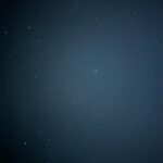 Maki Tamaru Instagram – 昨日の東京は
雷が鳴ったかと思ったら
雪が降ったりと
なかなか凍える一夜でした。

いただいていたご質問を
少しずつ
お戻しして行けたらと思います🙏。

大好きな雪の空間にいる時は
朝から夜までじっくりと景色を
味わいながら
大切に時間を楽しみます。

夜はランプを持って
溢れおちて来そうな
星空をながめながら
恐竜兄弟と夜散歩。

私は昔からなぜか
雪景色や、海の地平線などを見ている時間が
脳と心のデトックスできるようで
とても大切な時間でもあります。

🦖🦕たちと
みんなで夜散歩をしていたら
素敵なレストランを発見。

早速、次の日に予約を取って、お邪魔しました

あたたかなおもてなし、美味しいお料理
素敵な出会いに感謝🙏

ご質問をいただいていたロッジは
東桜岡というエリアにある
@norheim_sakuraoka です。

シャレーから、夜のお散歩をしているときに
偶然見つけた、かわいい山小屋のような
レストラン @goodlife_sakuraoka は
こちらのロッジの方が
経営されているそうで

とてもセンスの良い素敵なレストランと
ロッジでした。

ご質問をいただいていた
ダウンジャケットは
@moorer_official  です

マイナス（−）以上を超える環境に存在してると
ムーレダウンジャケットの
実力をものすごく実感、体感✨

羽毛布団に包まれているみたいに
暖かくて気持ちが良く
− 10度を超えた旭川時間に大活躍。

スキージャケットの下には
何を着ている？
と言うご質問を以前いただいておりました

私はUNIQLOの極暖ヒートテックの上に
ユニクロのタートルセーターを着ています。
もっと言えば、下もUNIQLOヒートテックタイツでUNIQLOさまさま🙏

足元はスキー用のずれないタイプのソックス🧦
　（⛷️中、意外の時間は）ソックスの上から

まるでこたつソックス
または　カイロソックス
でW防寒　

手元は⛷️中もまるでこたつソックスシリーズの
レッグウォーマーを
アームウォーマーとして使い
手首を守っています。

この年になり、冷えがいろんなところに影響する。。。
冷えがたまると
月のものがなかなか
激しく、（重い、、、）

確実に、若かりし頃とは変わりつつある気配。。。
(￣ー￣)
歳とはたたかえない、しかたない、、、。
てなことで

気をつけるしかない。。。

寒い場所にいる時は
出来るだけ首、手首、足首は特に
冷やさない様に気をつけるようになった４５歳