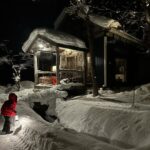Maki Tamaru Instagram – 昨日の東京は
雷が鳴ったかと思ったら
雪が降ったりと
なかなか凍える一夜でした。

いただいていたご質問を
少しずつ
お戻しして行けたらと思います🙏。

大好きな雪の空間にいる時は
朝から夜までじっくりと景色を
味わいながら
大切に時間を楽しみます。

夜はランプを持って
溢れおちて来そうな
星空をながめながら
恐竜兄弟と夜散歩。

私は昔からなぜか
雪景色や、海の地平線などを見ている時間が
脳と心のデトックスできるようで
とても大切な時間でもあります。

🦖🦕たちと
みんなで夜散歩をしていたら
素敵なレストランを発見。

早速、次の日に予約を取って、お邪魔しました

あたたかなおもてなし、美味しいお料理
素敵な出会いに感謝🙏

ご質問をいただいていたロッジは
東桜岡というエリアにある
@norheim_sakuraoka です。

シャレーから、夜のお散歩をしているときに
偶然見つけた、かわいい山小屋のような
レストラン @goodlife_sakuraoka は
こちらのロッジの方が
経営されているそうで

とてもセンスの良い素敵なレストランと
ロッジでした。

ご質問をいただいていた
ダウンジャケットは
@moorer_official  です

マイナス（−）以上を超える環境に存在してると
ムーレダウンジャケットの
実力をものすごく実感、体感✨

羽毛布団に包まれているみたいに
暖かくて気持ちが良く
− 10度を超えた旭川時間に大活躍。

スキージャケットの下には
何を着ている？
と言うご質問を以前いただいておりました

私はUNIQLOの極暖ヒートテックの上に
ユニクロのタートルセーターを着ています。
もっと言えば、下もUNIQLOヒートテックタイツでUNIQLOさまさま🙏

足元はスキー用のずれないタイプのソックス🧦
　（⛷️中、意外の時間は）ソックスの上から

まるでこたつソックス
または　カイロソックス
でW防寒　

手元は⛷️中もまるでこたつソックスシリーズの
レッグウォーマーを
アームウォーマーとして使い
手首を守っています。

この年になり、冷えがいろんなところに影響する。。。
冷えがたまると
月のものがなかなか
激しく、（重い、、、）

確実に、若かりし頃とは変わりつつある気配。。。
(￣ー￣)
歳とはたたかえない、しかたない、、、。
てなことで

気をつけるしかない。。。

寒い場所にいる時は
出来るだけ首、手首、足首は特に
冷やさない様に気をつけるようになった４５歳