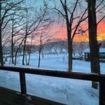 Maki Tamaru Instagram - 年末年始の我が家は、 雪山で こもり生活をしておりました。 朝焼けが綺麗で、空がピンクに染まる時間に ゆっくり薪に火をくべ 静かにコーヒーを飲んでいると 🐿️りすが遊びにやって来る そんな北海道、旭川。 初めてお邪魔した旭川に恋をした。 いつか、クラウンのライセンスが取りたいと 目を輝かせ 真剣に頑張っている長男⛷️ 高すぎる目標だが、、、（；￣ェ￣） 夢を持つということはとても良いことだ。 （スキーをしていて1番楽しい瞬間は？ と聞くと、できないことができるようになった時 と答える かなり不器用だけれど、真面目な長男🦕 そして 同じ質問に 次男🦖は ⛷️の合間のホットチョコレートの時間！ と短髪入れずに 満面の笑みで答える。笑 それ、もはやスキーじゃない🤪） とはいえ お兄ちゃんの姿を見ながら 後を⛷️ついて回る 目標全くなしの 次男🦖も 家族とのスキー旅は楽しいようだ。 若かりし頃から⛷️LOVEで 雪ないエリアの大阪から足繁く 雪山に通った 一級ライセンスの父は 孫が頑張っている姿を見て嬉しくて 一緒に滑ってはみたものの 歳を考え、もし何かあったら、みんなに迷惑をかけると 一緒に滑りたいだろうのに 共に滑ることを諦め、　少しさみしそうだが 一つの区切りをつけた。 4年前に経験ゼロからのスタートと言っていいほど （1人でリフトに乗ることもできず 皆さんご迷惑をおかけしました。🙏）スキーの経験がない 中で、４１歳スタートで、スキーを始めた私。 北海道うまれで これといって苦労せずとも なんとなく滑れる 全力我流滑りの相方さん そして朝一から リフトがストップするまで ゲレンデにいる こんなメンバーでの スキー旅に行っても、断固として一切 滑ろうとしない、わが道を行くの私の母。 家族の個性が散らかってます なんであれ 我が家の年末年始は、これからもしばらくは ⛷️メインとなりそうな予感。 #子供達との時間 #家族の記憶 #年始の思い出 #🦕🦖