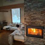 Maki Tamaru Instagram - 年末年始の我が家は、 雪山で こもり生活をしておりました。 朝焼けが綺麗で、空がピンクに染まる時間に ゆっくり薪に火をくべ 静かにコーヒーを飲んでいると 🐿️りすが遊びにやって来る そんな北海道、旭川。 初めてお邪魔した旭川に恋をした。 いつか、クラウンのライセンスが取りたいと 目を輝かせ 真剣に頑張っている長男⛷️ 高すぎる目標だが、、、（；￣ェ￣） 夢を持つということはとても良いことだ。 （スキーをしていて1番楽しい瞬間は？ と聞くと、できないことができるようになった時 と答える かなり不器用だけれど、真面目な長男🦕 そして 同じ質問に 次男🦖は ⛷️の合間のホットチョコレートの時間！ と短髪入れずに 満面の笑みで答える。笑 それ、もはやスキーじゃない🤪） とはいえ お兄ちゃんの姿を見ながら 後を⛷️ついて回る 目標全くなしの 次男🦖も 家族とのスキー旅は楽しいようだ。 若かりし頃から⛷️LOVEで 雪ないエリアの大阪から足繁く 雪山に通った 一級ライセンスの父は 孫が頑張っている姿を見て嬉しくて 一緒に滑ってはみたものの 歳を考え、もし何かあったら、みんなに迷惑をかけると 一緒に滑りたいだろうのに 共に滑ることを諦め、　少しさみしそうだが 一つの区切りをつけた。 4年前に経験ゼロからのスタートと言っていいほど （1人でリフトに乗ることもできず 皆さんご迷惑をおかけしました。🙏）スキーの経験がない 中で、４１歳スタートで、スキーを始めた私。 北海道うまれで これといって苦労せずとも なんとなく滑れる 全力我流滑りの相方さん そして朝一から リフトがストップするまで ゲレンデにいる こんなメンバーでの スキー旅に行っても、断固として一切 滑ろうとしない、わが道を行くの私の母。 家族の個性が散らかってます なんであれ 我が家の年末年始は、これからもしばらくは ⛷️メインとなりそうな予感。 #子供達との時間 #家族の記憶 #年始の思い出 #🦕🦖