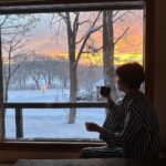 Maki Tamaru Instagram – 年末年始の我が家は、
雪山で
こもり生活をしておりました。

朝焼けが綺麗で、空がピンクに染まる時間に
ゆっくり薪に火をくべ
静かにコーヒーを飲んでいると

🐿️りすが遊びにやって来る
そんな北海道、旭川。
初めてお邪魔した旭川に恋をした。

いつか、クラウンのライセンスが取りたいと
目を輝かせ
真剣に頑張っている長男⛷️

高すぎる目標だが、、、（；￣ェ￣）
夢を持つということはとても良いことだ。

（スキーをしていて1番楽しい瞬間は？
と聞くと、できないことができるようになった時
と答える
かなり不器用だけれど、真面目な長男🦕

そして
同じ質問に
次男🦖は

⛷️の合間のホットチョコレートの時間！

と短髪入れずに
満面の笑みで答える。笑

それ、もはやスキーじゃない🤪）

とはいえ
お兄ちゃんの姿を見ながら

後を⛷️ついて回る
目標全くなしの
次男🦖も
家族とのスキー旅は楽しいようだ。

若かりし頃から⛷️LOVEで
雪ないエリアの大阪から足繁く
雪山に通った
一級ライセンスの父は

孫が頑張っている姿を見て嬉しくて
一緒に滑ってはみたものの

歳を考え、もし何かあったら、みんなに迷惑をかけると
一緒に滑りたいだろうのに
共に滑ることを諦め、　少しさみしそうだが
一つの区切りをつけた。

4年前に経験ゼロからのスタートと言っていいほど
（1人でリフトに乗ることもできず
皆さんご迷惑をおかけしました。🙏）スキーの経験がない
中で、４１歳スタートで、スキーを始めた私。

北海道うまれで
これといって苦労せずとも
なんとなく滑れる
全力我流滑りの相方さん

そして朝一から
リフトがストップするまで
ゲレンデにいる
こんなメンバーでの
スキー旅に行っても、断固として一切
滑ろうとしない、わが道を行くの私の母。

家族の個性が散らかってます

なんであれ
我が家の年末年始は、これからもしばらくは
⛷️メインとなりそうな予感。

#子供達との時間 
#家族の記憶
#年始の思い出
#🦕🦖