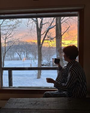 Maki Tamaru Instagram - 年末年始の我が家は、
雪山で
こもり生活をしておりました。

朝焼けが綺麗で、空がピンクに染まる時間に
ゆっくり薪に火をくべ
静かにコーヒーを飲んでいると

🐿️りすが遊びにやって来る
そんな北海道、旭川。
初めてお邪魔した旭川に恋をした。

いつか、クラウンのライセンスが取りたいと
目を輝かせ
真剣に頑張っている長男⛷️

高すぎる目標だが、、、（；￣ェ￣）
夢を持つということはとても良いことだ。

（スキーをしていて1番楽しい瞬間は？
と聞くと、できないことができるようになった時
と答える
かなり不器用だけれど、真面目な長男🦕

そして
同じ質問に
次男🦖は

⛷️の合間のホットチョコレートの時間！

と短髪入れずに
満面の笑みで答える。笑

それ、もはやスキーじゃない🤪）

とはいえ
お兄ちゃんの姿を見ながら

後を⛷️ついて回る
目標全くなしの
次男🦖も
家族とのスキー旅は楽しいようだ。

若かりし頃から⛷️LOVEで
雪ないエリアの大阪から足繁く
雪山に通った
一級ライセンスの父は

孫が頑張っている姿を見て嬉しくて
一緒に滑ってはみたものの

歳を考え、もし何かあったら、みんなに迷惑をかけると
一緒に滑りたいだろうのに
共に滑ることを諦め、　少しさみしそうだが
一つの区切りをつけた。

4年前に経験ゼロからのスタートと言っていいほど
（1人でリフトに乗ることもできず
皆さんご迷惑をおかけしました。🙏）スキーの経験がない
中で、４１歳スタートで、スキーを始めた私。

北海道うまれで
これといって苦労せずとも
なんとなく滑れる
全力我流滑りの相方さん

そして朝一から
リフトがストップするまで
ゲレンデにいる
こんなメンバーでの
スキー旅に行っても、断固として一切
滑ろうとしない、わが道を行くの私の母。

家族の個性が散らかってます

なんであれ
我が家の年末年始は、これからもしばらくは
⛷️メインとなりそうな予感。

#子供達との時間 
#家族の記憶
#年始の思い出
#🦕🦖