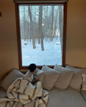 Maki Tamaru Instagram - 年末年始の我が家は、
雪山で
こもり生活をしておりました。

朝焼けが綺麗で、空がピンクに染まる時間に
ゆっくり薪に火をくべ
静かにコーヒーを飲んでいると

🐿️りすが遊びにやって来る
そんな北海道、旭川。
初めてお邪魔した旭川に恋をした。

いつか、クラウンのライセンスが取りたいと
目を輝かせ
真剣に頑張っている長男⛷️

高すぎる目標だが、、、（；￣ェ￣）
夢を持つということはとても良いことだ。

（スキーをしていて1番楽しい瞬間は？
と聞くと、できないことができるようになった時
と答える
かなり不器用だけれど、真面目な長男🦕

そして
同じ質問に
次男🦖は

⛷️の合間のホットチョコレートの時間！

と短髪入れずに
満面の笑みで答える。笑

それ、もはやスキーじゃない🤪）

とはいえ
お兄ちゃんの姿を見ながら

後を⛷️ついて回る
目標全くなしの
次男🦖も
家族とのスキー旅は楽しいようだ。

若かりし頃から⛷️LOVEで
雪ないエリアの大阪から足繁く
雪山に通った
一級ライセンスの父は

孫が頑張っている姿を見て嬉しくて
一緒に滑ってはみたものの

歳を考え、もし何かあったら、みんなに迷惑をかけると
一緒に滑りたいだろうのに
共に滑ることを諦め、　少しさみしそうだが
一つの区切りをつけた。

4年前に経験ゼロからのスタートと言っていいほど
（1人でリフトに乗ることもできず
皆さんご迷惑をおかけしました。🙏）スキーの経験がない
中で、４１歳スタートで、スキーを始めた私。

北海道うまれで
これといって苦労せずとも
なんとなく滑れる
全力我流滑りの相方さん

そして朝一から
リフトがストップするまで
ゲレンデにいる
こんなメンバーでの
スキー旅に行っても、断固として一切
滑ろうとしない、わが道を行くの私の母。

家族の個性が散らかってます

なんであれ
我が家の年末年始は、これからもしばらくは
⛷️メインとなりそうな予感。

#子供達との時間 
#家族の記憶
#年始の思い出
#🦕🦖
