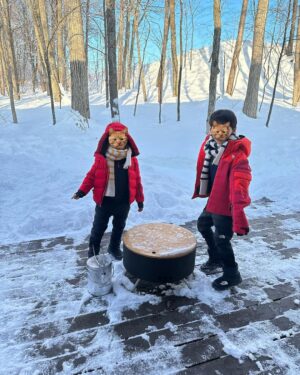 Maki Tamaru Instagram - 年末年始の我が家は、
雪山で
こもり生活をしておりました。

朝焼けが綺麗で、空がピンクに染まる時間に
ゆっくり薪に火をくべ
静かにコーヒーを飲んでいると

🐿️りすが遊びにやって来る
そんな北海道、旭川。
初めてお邪魔した旭川に恋をした。

いつか、クラウンのライセンスが取りたいと
目を輝かせ
真剣に頑張っている長男⛷️

高すぎる目標だが、、、（；￣ェ￣）
夢を持つということはとても良いことだ。

（スキーをしていて1番楽しい瞬間は？
と聞くと、できないことができるようになった時
と答える
かなり不器用だけれど、真面目な長男🦕

そして
同じ質問に
次男🦖は

⛷️の合間のホットチョコレートの時間！

と短髪入れずに
満面の笑みで答える。笑

それ、もはやスキーじゃない🤪）

とはいえ
お兄ちゃんの姿を見ながら

後を⛷️ついて回る
目標全くなしの
次男🦖も
家族とのスキー旅は楽しいようだ。

若かりし頃から⛷️LOVEで
雪ないエリアの大阪から足繁く
雪山に通った
一級ライセンスの父は

孫が頑張っている姿を見て嬉しくて
一緒に滑ってはみたものの

歳を考え、もし何かあったら、みんなに迷惑をかけると
一緒に滑りたいだろうのに
共に滑ることを諦め、　少しさみしそうだが
一つの区切りをつけた。

4年前に経験ゼロからのスタートと言っていいほど
（1人でリフトに乗ることもできず
皆さんご迷惑をおかけしました。🙏）スキーの経験がない
中で、４１歳スタートで、スキーを始めた私。

北海道うまれで
これといって苦労せずとも
なんとなく滑れる
全力我流滑りの相方さん

そして朝一から
リフトがストップするまで
ゲレンデにいる
こんなメンバーでの
スキー旅に行っても、断固として一切
滑ろうとしない、わが道を行くの私の母。

家族の個性が散らかってます

なんであれ
我が家の年末年始は、これからもしばらくは
⛷️メインとなりそうな予感。

#子供達との時間 
#家族の記憶
#年始の思い出
#🦕🦖