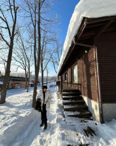 Maki Tamaru Instagram - 年末年始の我が家は、 雪山で こもり生活をしておりました。 朝焼けが綺麗で、空がピンクに染まる時間に ゆっくり薪に火をくべ 静かにコーヒーを飲んでいると 🐿️りすが遊びにやって来る そんな北海道、旭川。 初めてお邪魔した旭川に恋をした。 いつか、クラウンのライセンスが取りたいと 目を輝かせ 真剣に頑張っている長男⛷️ 高すぎる目標だが、、、（；￣ェ￣） 夢を持つということはとても良いことだ。 （スキーをしていて1番楽しい瞬間は？ と聞くと、できないことができるようになった時 と答える かなり不器用だけれど、真面目な長男🦕 そして 同じ質問に 次男🦖は ⛷️の合間のホットチョコレートの時間！ と短髪入れずに 満面の笑みで答える。笑 それ、もはやスキーじゃない🤪） とはいえ お兄ちゃんの姿を見ながら 後を⛷️ついて回る 目標全くなしの 次男🦖も 家族とのスキー旅は楽しいようだ。 若かりし頃から⛷️LOVEで 雪ないエリアの大阪から足繁く 雪山に通った 一級ライセンスの父は 孫が頑張っている姿を見て嬉しくて 一緒に滑ってはみたものの 歳を考え、もし何かあったら、みんなに迷惑をかけると 一緒に滑りたいだろうのに 共に滑ることを諦め、　少しさみしそうだが 一つの区切りをつけた。 4年前に経験ゼロからのスタートと言っていいほど （1人でリフトに乗ることもできず 皆さんご迷惑をおかけしました。🙏）スキーの経験がない 中で、４１歳スタートで、スキーを始めた私。 北海道うまれで これといって苦労せずとも なんとなく滑れる 全力我流滑りの相方さん そして朝一から リフトがストップするまで ゲレンデにいる こんなメンバーでの スキー旅に行っても、断固として一切 滑ろうとしない、わが道を行くの私の母。 家族の個性が散らかってます なんであれ 我が家の年末年始は、これからもしばらくは ⛷️メインとなりそうな予感。 #子供達との時間 #家族の記憶 #年始の思い出 #🦕🦖