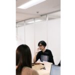 Maki Tamaru Instagram - 今日は学校へ 次男恐竜🦖をピックアップし そのまま　🦖を連れて　打ち合わせへ！🏃‍♂️💨 （奥に映り込んでいる恐竜🦖　は ここぞとばかりにiPadに夢中。。。。。） 今日のミーティングでは 自分たちが　ブランドとして 今　何ができるか　　ということなどを 話し合いながら 自分たちにできることを しっかりと前に進めていこうと思っています。 今回の震災により 犠牲となられた方々に謹んで哀悼の意を表します そして 被災された数多くの皆さま およびそのご家族、関係の方々に 心よりお見舞いを申し上げます。 私なんかにできる事は ほんとに、ほんとに、小さなことでしかなく それがとても申し訳なく、悔しく思うことも多いです それでも 私、私たち（Adéメンバーで）何かできることがあれば と言う思いで、慎重に情報を拾いながら 今を過ごしています。 Adéのボランティア活動を 共にしてくださっている 佐藤さん　@yoshi_satoh は 政府の許可を得た上で　今も現地入りしながら 被災地を回り、支援活動をしていらっしゃいます。 彼は元海上自衛隊レスキューパイロットで 311でも官民連携をして活躍した キャリアのある存在であり 私たちの大切な仲間であり 尊敬している友人です 私のアカウントから 佐藤さんと繋がり 物資を受け取ることができたと言う メッセージも いくつかいただいております🙏。 そして たくさんの情報が存在するなか 私、私たち（Adé）が 確実な情報をシェアしていくためには まず 具体的に繋がりがある方の活動で 何かあれば私も 本人に、直接問いかけることもでき または間に入ることもできる 近い情報であること 刻々と変化している状況下 コミュニケーションをとりながら 正しい情報をつないでいく必要があると考えています。 そして、その情報を 必要とされている方々のもとへ届けば🙏という願いも込めて。 今後も 佐藤さんの活動を シェアしていければと思っております。🙏 @yoshi_satoh