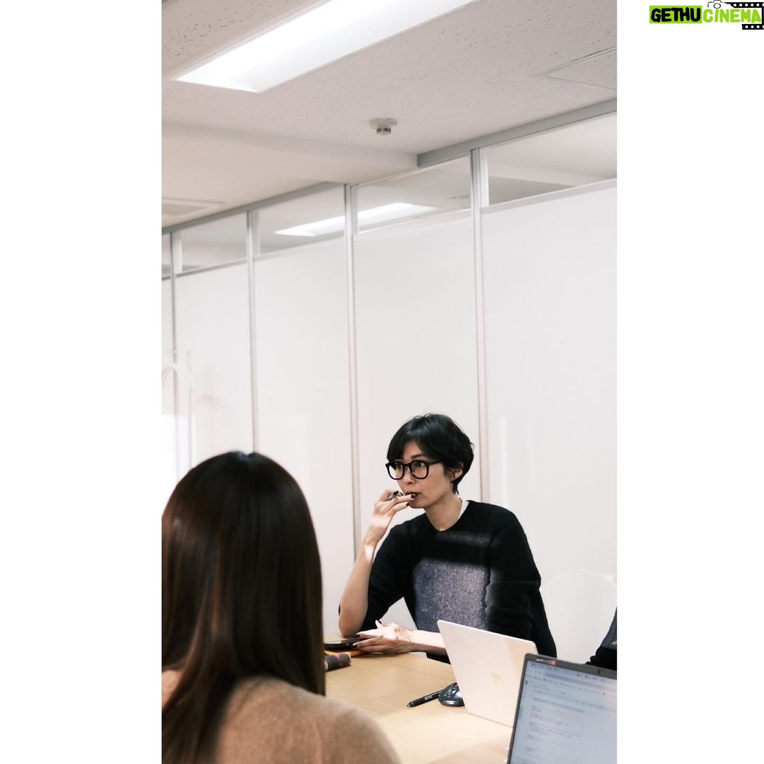 Maki Tamaru Instagram - 今日は学校へ 次男恐竜🦖をピックアップし そのまま 🦖を連れて 打ち合わせへ!🏃♂️💨 (奥に映り込んでいる恐竜🦖 は ここぞとばかりにiPadに夢中。。。。。) 今日のミーティングでは 自分たちが ブランドとして 今 何ができるか ということなどを 話し合いながら 自分たちにできることを しっかりと前に進めていこうと思っています。 今回の震災により 犠牲となられた方々に謹んで哀悼の意を表します そして 被災された数多くの皆さま およびそのご家族、関係の方々に 心よりお見舞いを申し上げます。 私なんかにできる事は ほんとに、ほんとに、小さなことでしかなく それがとても申し訳なく、悔しく思うことも多いです それでも 私、私たち(Adéメンバーで)何かできることがあれば と言う思いで、慎重に情報を拾いながら 今を過ごしています。 Adéのボランティア活動を 共にしてくださっている 佐藤さん @yoshi_satoh は 政府の許可を得た上で 今も現地入りしながら 被災地を回り、支援活動をしていらっしゃいます。 彼は元海上自衛隊レスキューパイロットで 311でも官民連携をして活躍した キャリアのある存在であり 私たちの大切な仲間であり 尊敬している友人です 私のアカウントから 佐藤さんと繋がり 物資を受け取ることができたと言う メッセージも いくつかいただいております🙏。 そして たくさんの情報が存在するなか 私、私たち(Adé)が 確実な情報をシェアしていくためには まず 具体的に繋がりがある方の活動で 何かあれば私も 本人に、直接問いかけることもでき または間に入ることもできる 近い情報であること 刻々と変化している状況下 コミュニケーションをとりながら 正しい情報をつないでいく必要があると考えています。 そして、その情報を 必要とされている方々のもとへ届けば🙏という願いも込めて。 今後も 佐藤さんの活動を シェアしていければと思っております。🙏 @yoshi_satoh
