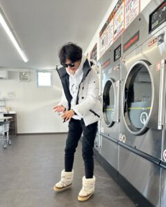 Maki Tamaru Instagram - 今日は寝坊してしまい😱 ホテルの朝ごはんに間に合わす🤪 朝一 マクドナルドへ！ 🚗💨 あさからグラコロ♡ からの〜〜 コインランドリーへ💪💃 お昼には間に合う様にゲレンデに向かおう⛷️ #コインランドリー #グラコロ #ゲレンデ #⛷️ #晴れ