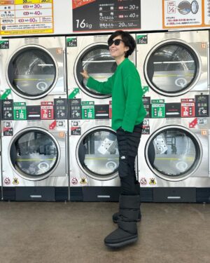 Maki Tamaru Instagram - メリークリスマス🎅🎄

クリスマスの朝は
ホテル近くの
コインランドリーを2往復💪

コインランドリーのパワーの強さと
仕上がりの早さにめちゃくちゃ感動🥺✨

あの大型洗濯機が家のお隣にあったら
毛布もお布団も、もっと細かく洗ったり
できるのかなあ〜　　　　なんて想像しながら
毎日通いたいくらい　胸キュン♡。

お昼からはスキー⛷️場へgo！

恐竜兄弟🦕🦖は
毎日、飽きずに、喧嘩したり
戯れあったりをくりかえしておる　(￣(工)￣)

今日行ったスキー場は
たまたま
昨日オープンしたばかりらしく

事前情報ゼロで動いていた
我がファミリーにとっては
タイミングよく　⛷️ができて一安心😩🙏
しかし
どこのスキー場でも
この話になりますが、やはり雪の量は
ゆるやかに変化している様子。
（；＿；）

読めない。。。。

まずはちゃんと
した調べしてから旅のプランをたて動かねば　🤪

（結構、行き当たりばったりしがちな我が家。。。）

Ho! Ho! Ho! Merry Christmas!　🎅🎄🥂

コインランドリーがクリスマス🎄カラー❤️💚