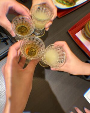 Maki Tamaru Instagram - メリークリスマス🎅🎄

クリスマスの朝は
ホテル近くの
コインランドリーを2往復💪

コインランドリーのパワーの強さと
仕上がりの早さにめちゃくちゃ感動🥺✨

あの大型洗濯機が家のお隣にあったら
毛布もお布団も、もっと細かく洗ったり
できるのかなあ〜　　　　なんて想像しながら
毎日通いたいくらい　胸キュン♡。

お昼からはスキー⛷️場へgo！

恐竜兄弟🦕🦖は
毎日、飽きずに、喧嘩したり
戯れあったりをくりかえしておる　(￣(工)￣)

今日行ったスキー場は
たまたま
昨日オープンしたばかりらしく

事前情報ゼロで動いていた
我がファミリーにとっては
タイミングよく　⛷️ができて一安心😩🙏
しかし
どこのスキー場でも
この話になりますが、やはり雪の量は
ゆるやかに変化している様子。
（；＿；）

読めない。。。。

まずはちゃんと
した調べしてから旅のプランをたて動かねば　🤪

（結構、行き当たりばったりしがちな我が家。。。）

Ho! Ho! Ho! Merry Christmas!　🎅🎄🥂

コインランドリーがクリスマス🎄カラー❤️💚