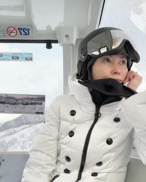 Maki Tamaru Instagram - 今日も朝からスキー⛷️
ランチは４０分近く並んで
バーガーキング🍔ゲット💪

🦕🦖達は、大好きな先生と
滑るのが楽しくて仕方ない様子。
結果、あまり私とは滑ってくれない🤣

てなことで
1人ゴンドラ🤪

⛷️スキーから帰ってきて
ボルタリングをする
長男🦕
どんだけエネルギーありあまってんの？
(°▽°)

次男はカニと🦀一緒に泳ぎたい。。。と
レストランでありえない無理を言う、、、。
(￣O￣;)
宿にもどってからは
とりあえずまた
寒さの芯をとろう。
🥶