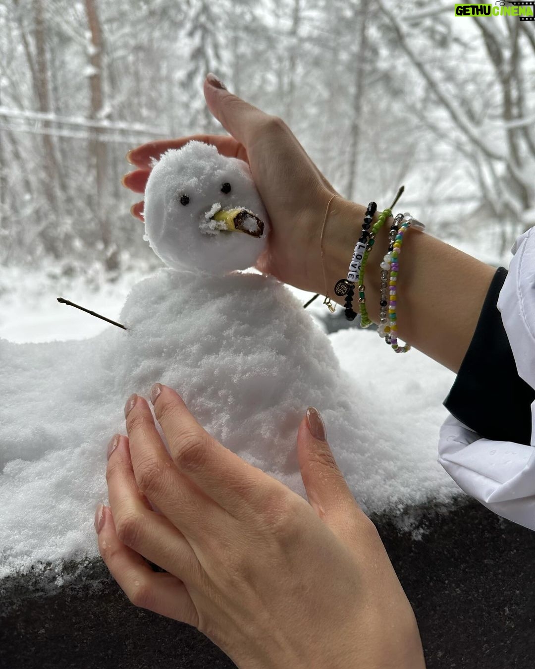 Maki Tamaru Instagram - 今日は 沢山雪が降ったので 恐竜🦕🦖兄弟が、⛷️レッスンに行ってる間に 帰ってきたら喜ぶかな〜♡と 玄関に 雪だるま⛄️をつくってみた。 雪だるまの鼻を どうしようかと、色々と考え 🍌のヘタで作ってみた^ - ^ その後 背中にホッカイロを貼りまくりながら 私も⛷️へ!♪ そして 恐竜🦖🦕達と一緒に帰宅 じゃじゃあ〜〜ん✨✨✨ しかし 帰ってきた頃には ⛄️ は 4枚目の写真、、、。 ( ̄▽ ̄;)。。。 恐竜🦕🦖達も ぽか〜ん。 ( ̄▽ ̄;) 長男🦕が、のっかった雪をはらって 雪だるまの顔を探してくれた笑。 その雪だるまをみて 次男が一言 「したかない」 いやいや 🦖君 したかないじゃなく しかたない だから。。。 音楽番組をみながら 年末らしい年末。🎤 ワインを開けた🍷瞬間 相方さんがやってきて 「あれ?もう酔っ払ってる?」 と聞くが、、、、いや 雪で☃️雪焼けして 顔が赤くなりましたとさ🤪 子供の頃から 遊ぶ時は全力で遊びます💪笑 若かりし頃、流行っている曲は 全てといっていいほど 知ってたはずなのに。。。。 そして、アーティストの曲の区別が つかない両親に 何で???なんだろ。 と真剣に不思議におもっていたが。 だんだんと その時の両親の立場になりつつある自分。。。 やばい(°▽°) 何はともあれ♪ やっぱり、やっぱり 年末のテレビ番組というものには 情緒があります♡♡♡♡♡ #ミュージックステーション #年末特番 #🍷 #⛷️ #ヒット曲