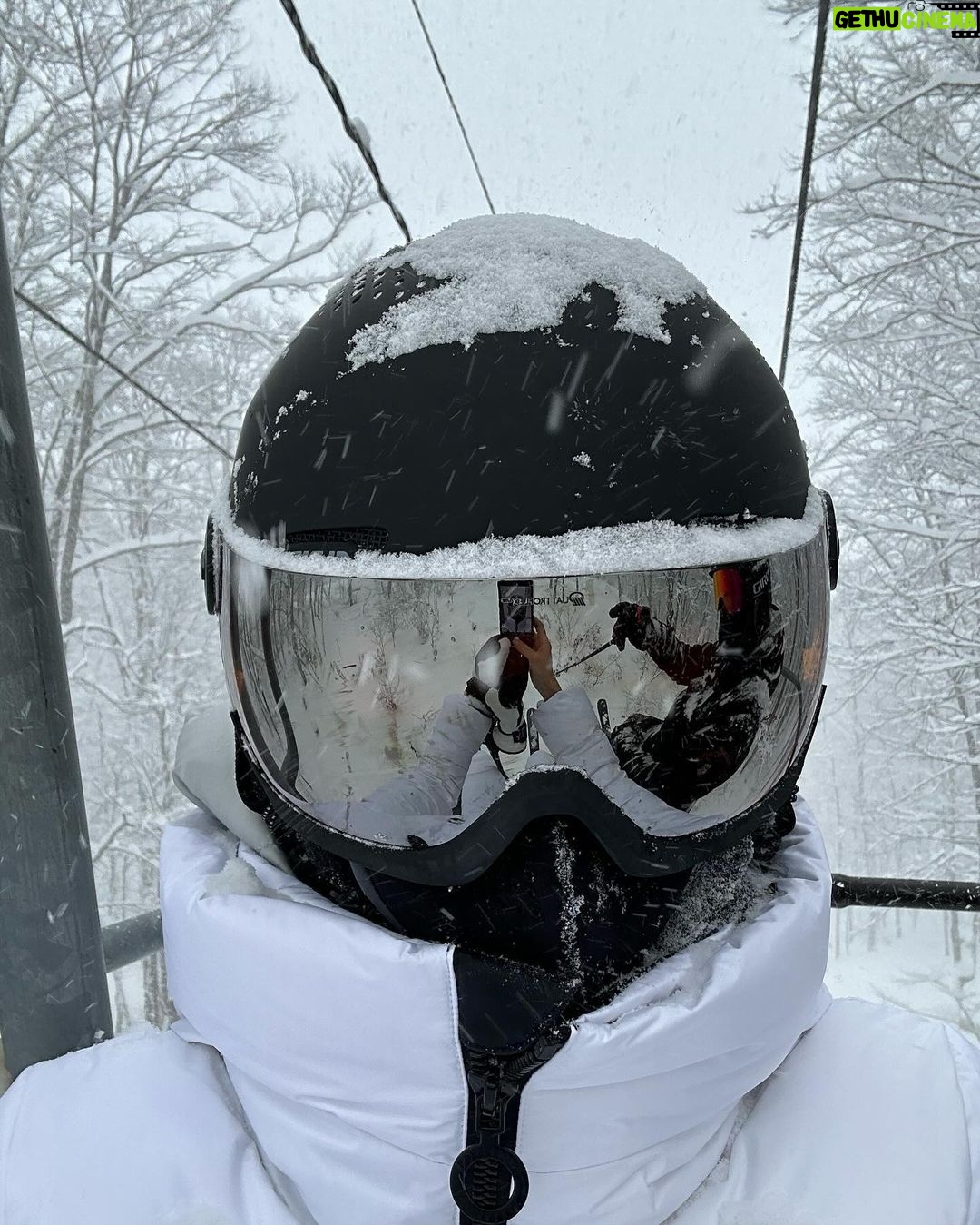 Maki Tamaru Instagram - 今日は 沢山雪が降ったので 恐竜🦕🦖兄弟が、⛷️レッスンに行ってる間に 帰ってきたら喜ぶかな〜♡と 玄関に 雪だるま⛄️をつくってみた。 雪だるまの鼻を どうしようかと、色々と考え 🍌のヘタで作ってみた^ - ^ その後 背中にホッカイロを貼りまくりながら 私も⛷️へ!♪ そして 恐竜🦖🦕達と一緒に帰宅 じゃじゃあ〜〜ん✨✨✨ しかし 帰ってきた頃には ⛄️ は 4枚目の写真、、、。 ( ̄▽ ̄;)。。。 恐竜🦕🦖達も ぽか〜ん。 ( ̄▽ ̄;) 長男🦕が、のっかった雪をはらって 雪だるまの顔を探してくれた笑。 その雪だるまをみて 次男が一言 「したかない」 いやいや 🦖君 したかないじゃなく しかたない だから。。。 音楽番組をみながら 年末らしい年末。🎤 ワインを開けた🍷瞬間 相方さんがやってきて 「あれ?もう酔っ払ってる?」 と聞くが、、、、いや 雪で☃️雪焼けして 顔が赤くなりましたとさ🤪 子供の頃から 遊ぶ時は全力で遊びます💪笑 若かりし頃、流行っている曲は 全てといっていいほど 知ってたはずなのに。。。。 そして、アーティストの曲の区別が つかない両親に 何で???なんだろ。 と真剣に不思議におもっていたが。 だんだんと その時の両親の立場になりつつある自分。。。 やばい(°▽°) 何はともあれ♪ やっぱり、やっぱり 年末のテレビ番組というものには 情緒があります♡♡♡♡♡ #ミュージックステーション #年末特番 #🍷 #⛷️ #ヒット曲