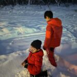 Maki Tamaru Instagram - 今日は 沢山雪が降ったので 恐竜🦕🦖兄弟が、⛷️レッスンに行ってる間に 帰ってきたら喜ぶかな〜♡と 玄関に 雪だるま⛄️をつくってみた。 雪だるまの鼻を どうしようかと、色々と考え 🍌のヘタで作ってみた^ - ^ その後 背中にホッカイロを貼りまくりながら 私も⛷️へ！♪ そして 恐竜🦖🦕達と一緒に帰宅 じゃじゃあ〜〜ん✨✨✨ しかし 帰ってきた頃には ⛄️ は 4枚目の写真、、、。 (￣▽￣;)。。。 恐竜🦕🦖達も ぽか〜ん。 (￣▽￣;) 長男🦕が、のっかった雪をはらって 雪だるまの顔を探してくれた笑。 その雪だるまをみて 次男が一言 「したかない」 いやいや 🦖君 したかないじゃなく しかたない だから。。。 音楽番組をみながら 年末らしい年末。🎤 ワインを開けた🍷瞬間 相方さんがやってきて 「あれ？もう酔っ払ってる？」 と聞くが、、、、いや 雪で☃️雪焼けして 顔が赤くなりましたとさ🤪 子供の頃から 遊ぶ時は全力で遊びます💪笑 若かりし頃、流行っている曲は 全てといっていいほど 知ってたはずなのに。。。。 そして、アーティストの曲の区別が つかない両親に 何で？？？なんだろ。 と真剣に不思議におもっていたが。 だんだんと その時の両親の立場になりつつある自分。。。 やばい(°▽°) 何はともあれ♪ やっぱり、やっぱり 年末のテレビ番組というものには　 情緒があります♡♡♡♡♡ #ミュージックステーション #年末特番 #🍷 #⛷️ #ヒット曲