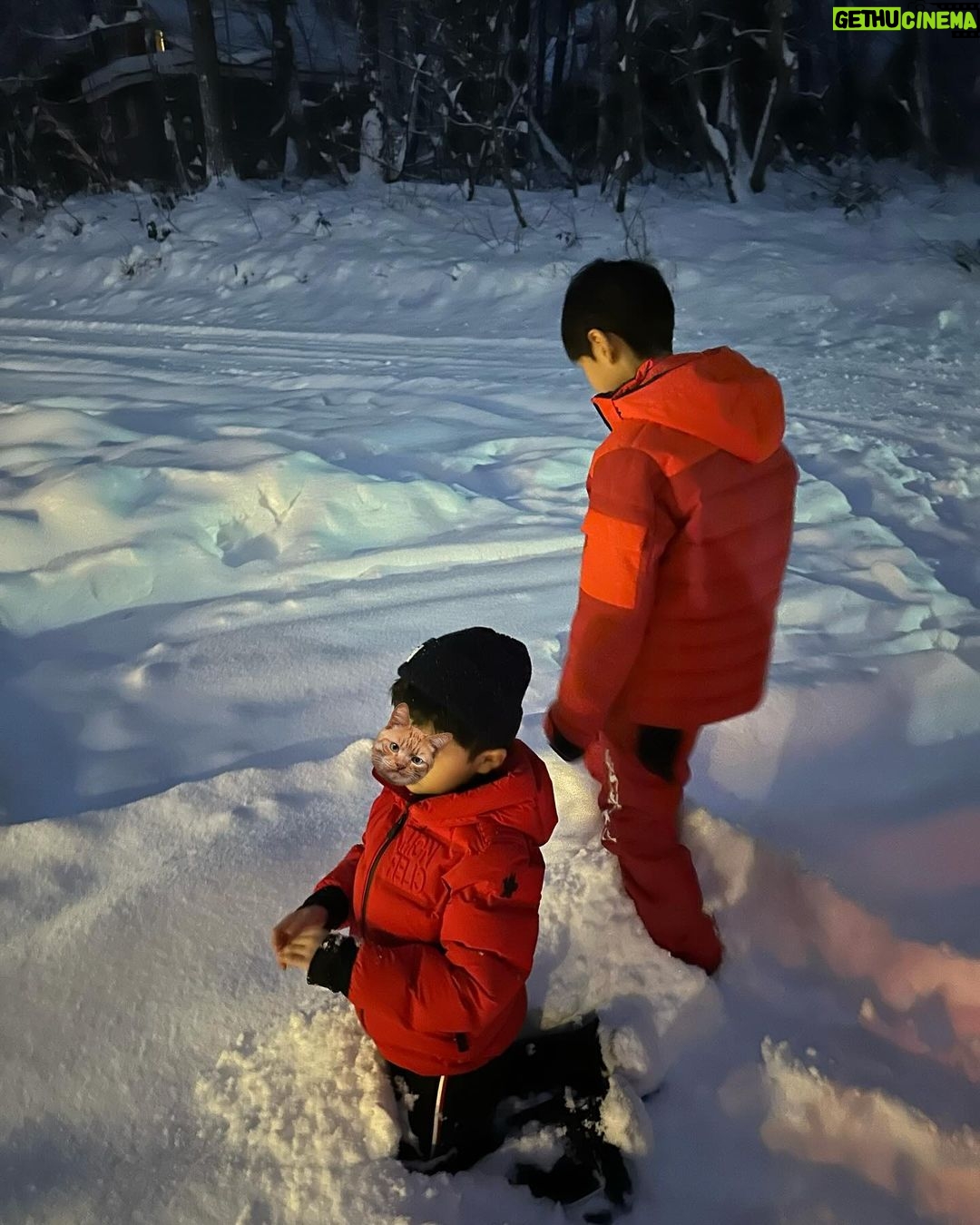 Maki Tamaru Instagram - 今日は 沢山雪が降ったので 恐竜🦕🦖兄弟が、⛷️レッスンに行ってる間に 帰ってきたら喜ぶかな〜♡と 玄関に 雪だるま⛄️をつくってみた。 雪だるまの鼻を どうしようかと、色々と考え 🍌のヘタで作ってみた^ - ^ その後 背中にホッカイロを貼りまくりながら 私も⛷️へ!♪ そして 恐竜🦖🦕達と一緒に帰宅 じゃじゃあ〜〜ん✨✨✨ しかし 帰ってきた頃には ⛄️ は 4枚目の写真、、、。 ( ̄▽ ̄;)。。。 恐竜🦕🦖達も ぽか〜ん。 ( ̄▽ ̄;) 長男🦕が、のっかった雪をはらって 雪だるまの顔を探してくれた笑。 その雪だるまをみて 次男が一言 「したかない」 いやいや 🦖君 したかないじゃなく しかたない だから。。。 音楽番組をみながら 年末らしい年末。🎤 ワインを開けた🍷瞬間 相方さんがやってきて 「あれ?もう酔っ払ってる?」 と聞くが、、、、いや 雪で☃️雪焼けして 顔が赤くなりましたとさ🤪 子供の頃から 遊ぶ時は全力で遊びます💪笑 若かりし頃、流行っている曲は 全てといっていいほど 知ってたはずなのに。。。。 そして、アーティストの曲の区別が つかない両親に 何で???なんだろ。 と真剣に不思議におもっていたが。 だんだんと その時の両親の立場になりつつある自分。。。 やばい(°▽°) 何はともあれ♪ やっぱり、やっぱり 年末のテレビ番組というものには 情緒があります♡♡♡♡♡ #ミュージックステーション #年末特番 #🍷 #⛷️ #ヒット曲